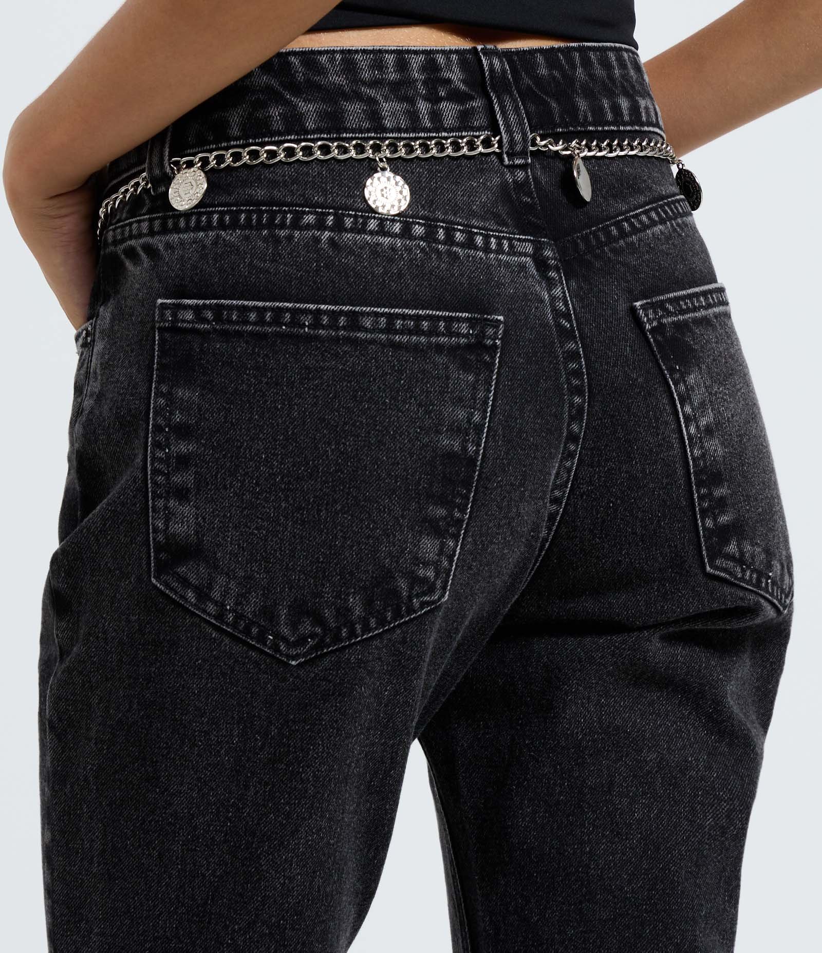 Calça Flare em Jeans com Cinto Corrente e Cintura Média Preto 5