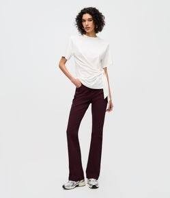 Calça Flare em Sarja com Cintura Média