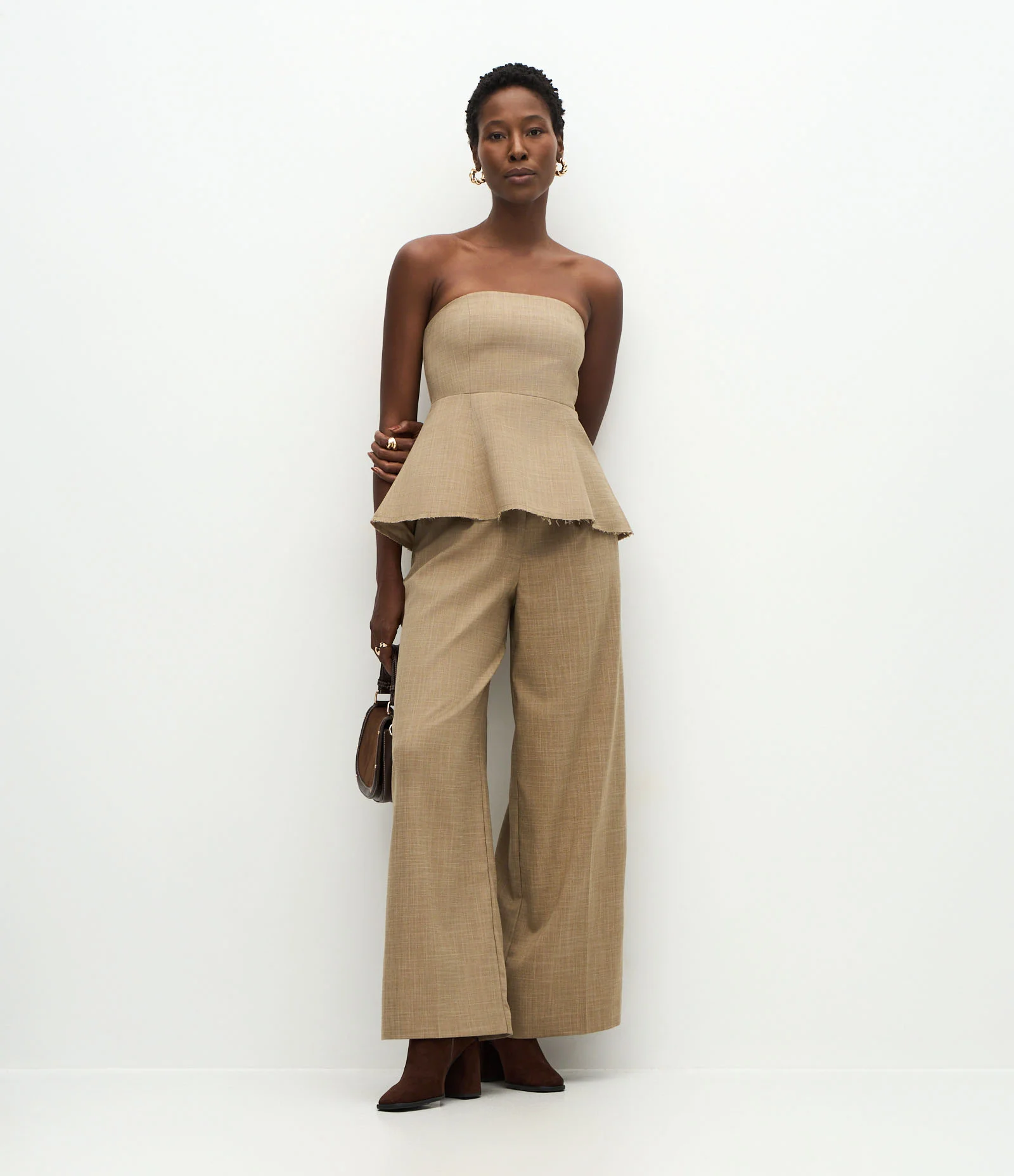 Calça Wide Leg Alfaiatada com Pregas Frontais Bege 1