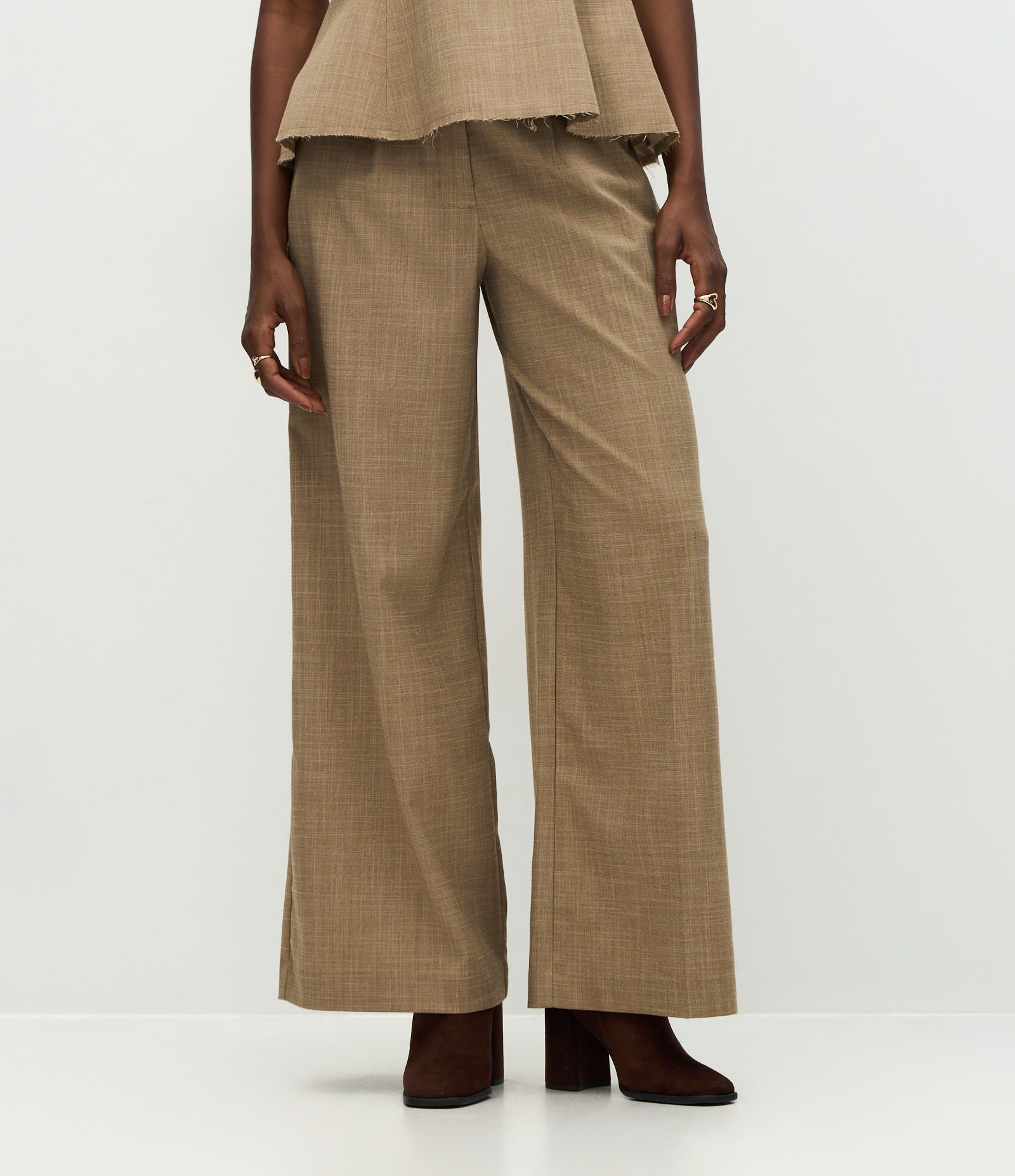 Calça Wide Leg Alfaiatada com Pregas Frontais Bege 3
