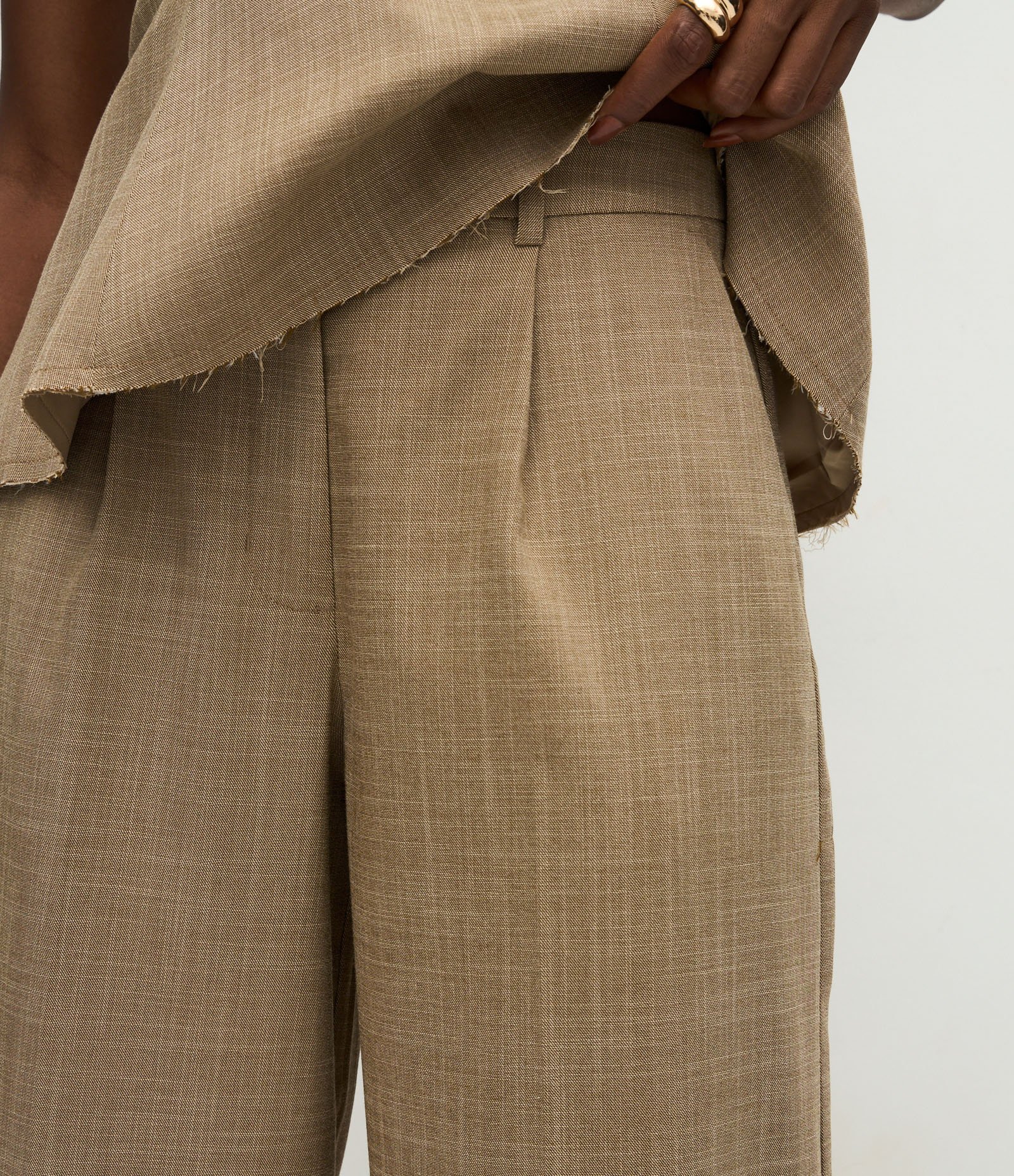 Calça Wide Leg Alfaiatada com Pregas Frontais Bege 4