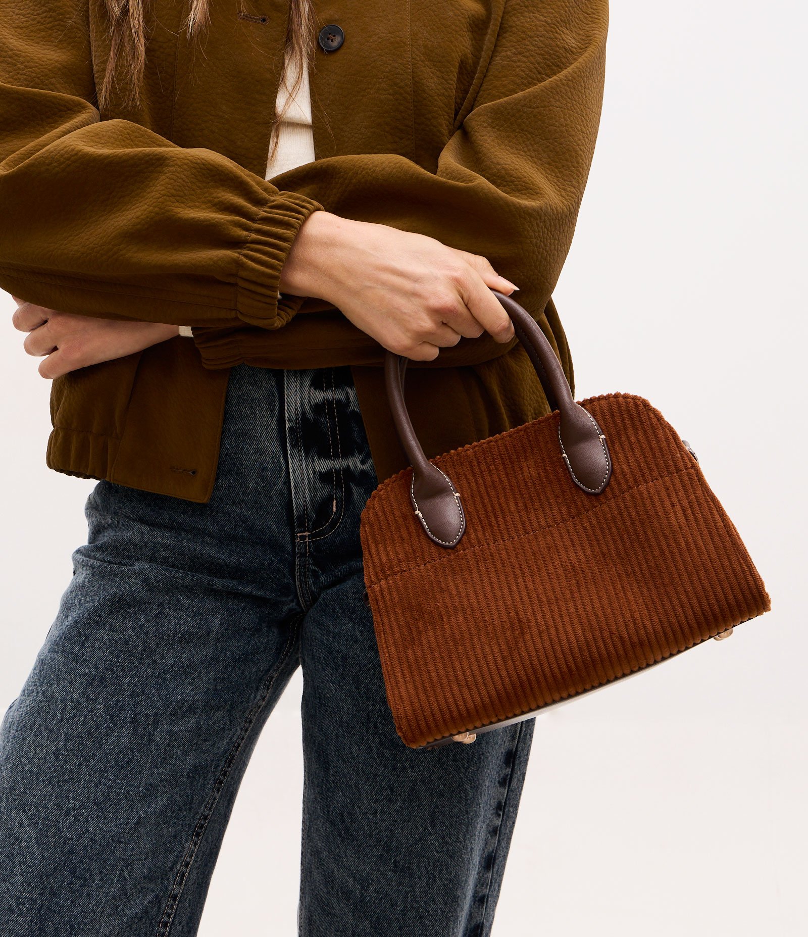 Bolsa Satchel Pequena em Suede Texturizado Marrom 10