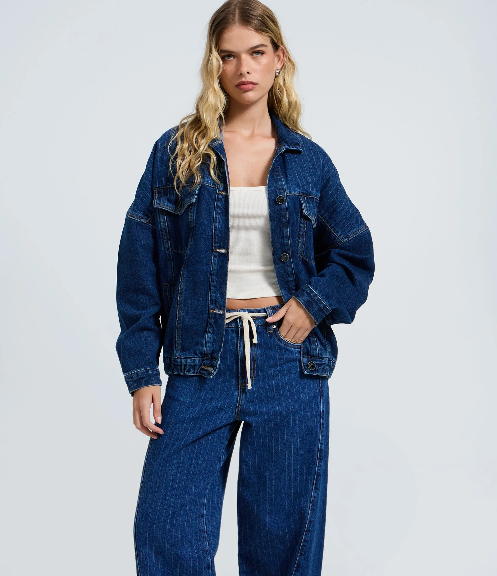 Calça  Wide Leg em Jeans com Risca de Giz e Cintura Baixa Azul Escuro 2