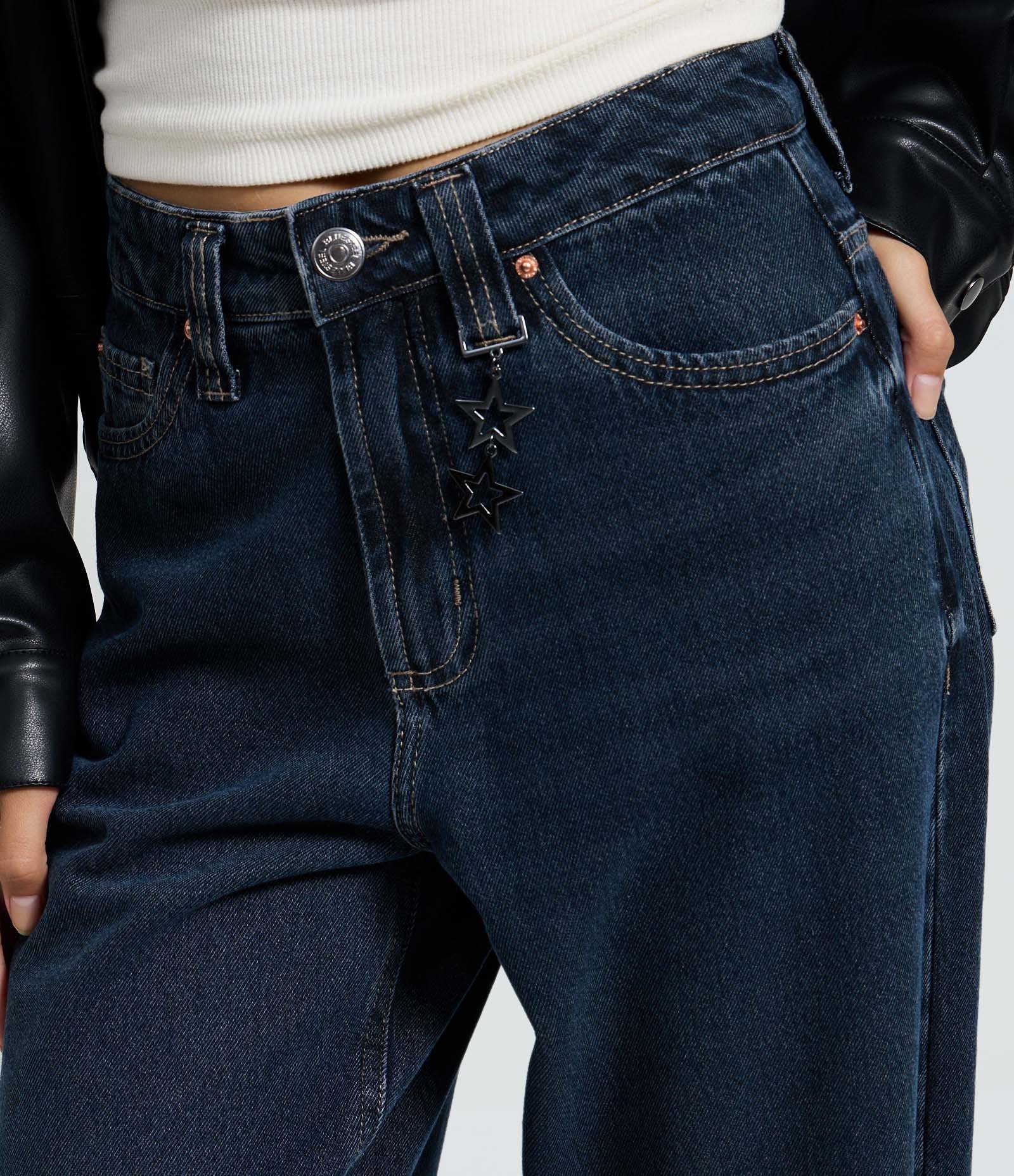 Calça Baggy em Jeans com Cintura Média e Pingente Removível Azul Escuro 4