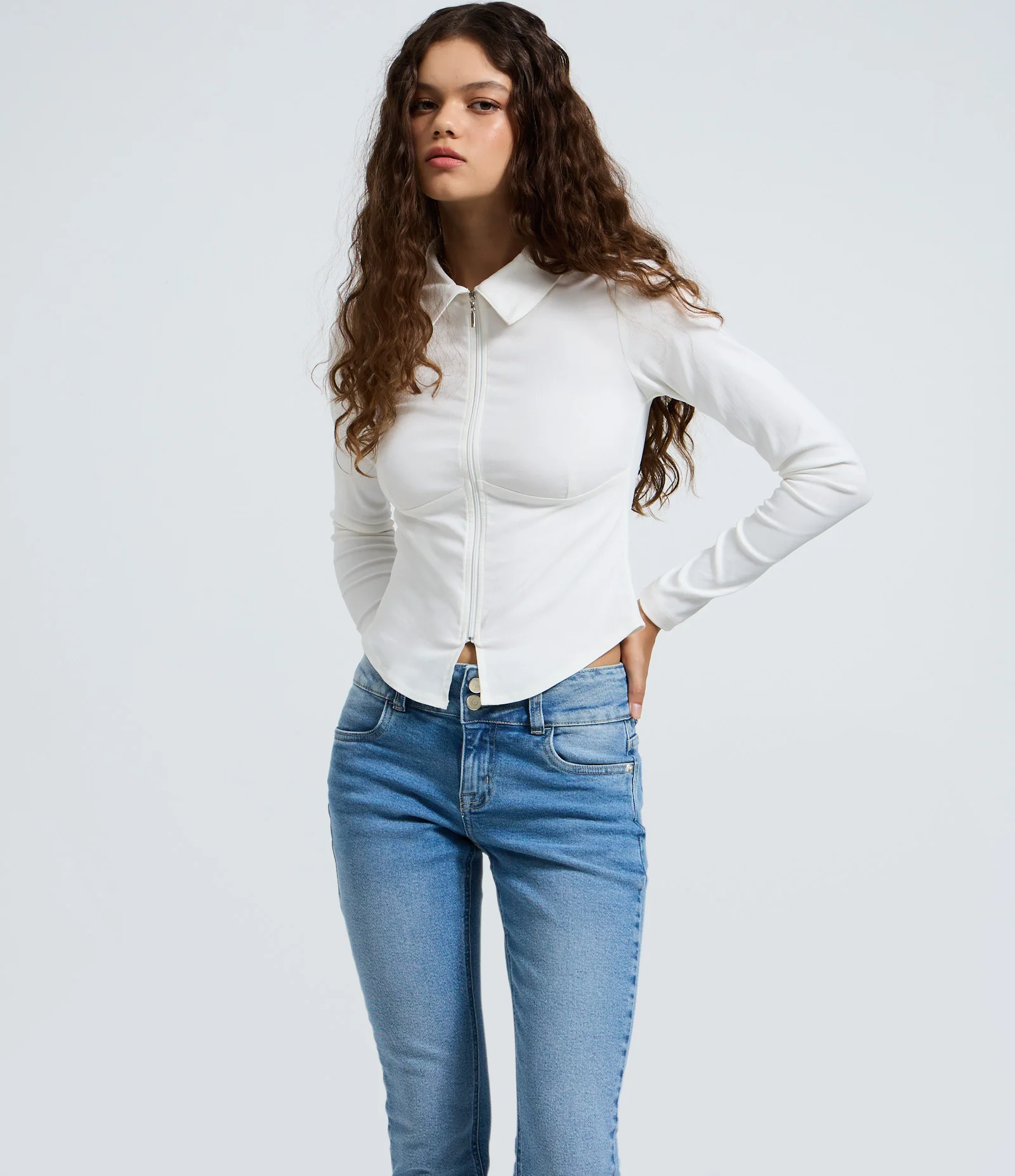 Calça Boot Cut em Jeans com Cintura Baixa Azul Claro 2