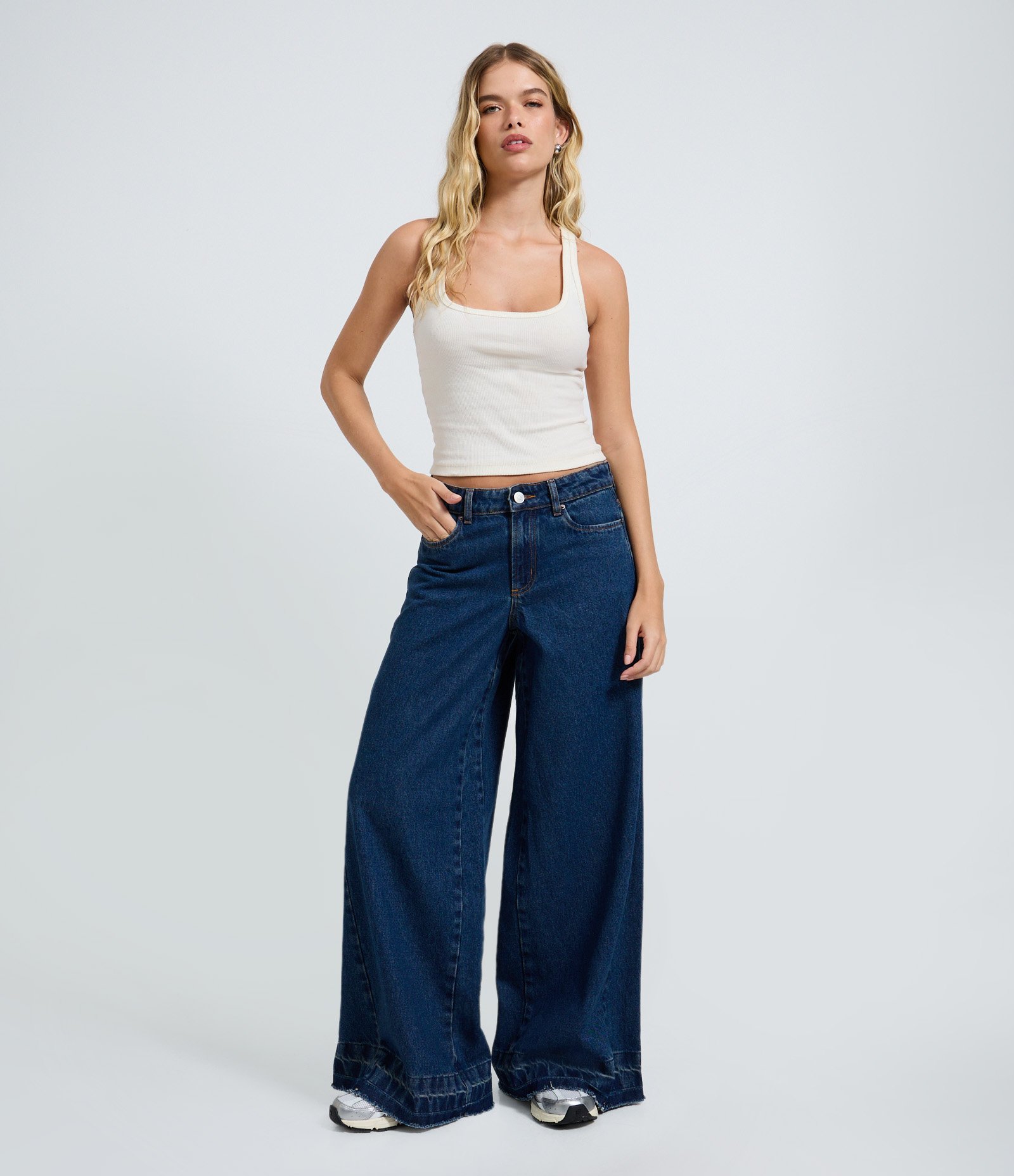 Calça Super Wide em Jeans com Cintura Média e Barra Desfeita Azul Escuro 1