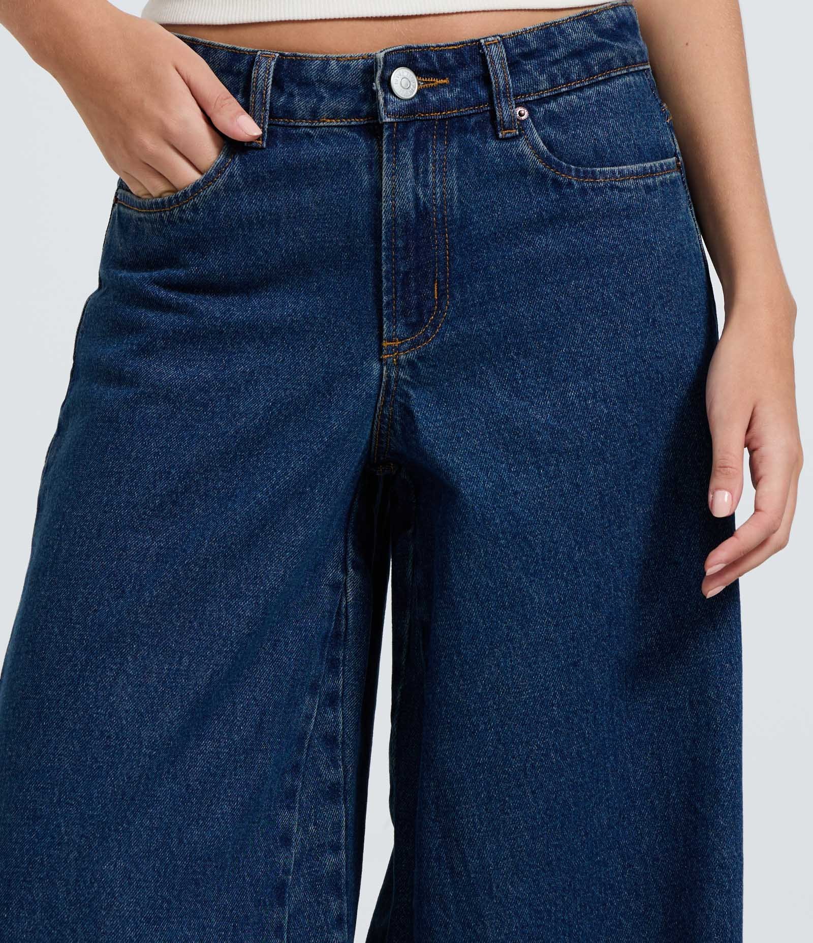 Calça Super Wide em Jeans com Cintura Média e Barra Desfeita Azul Escuro 3