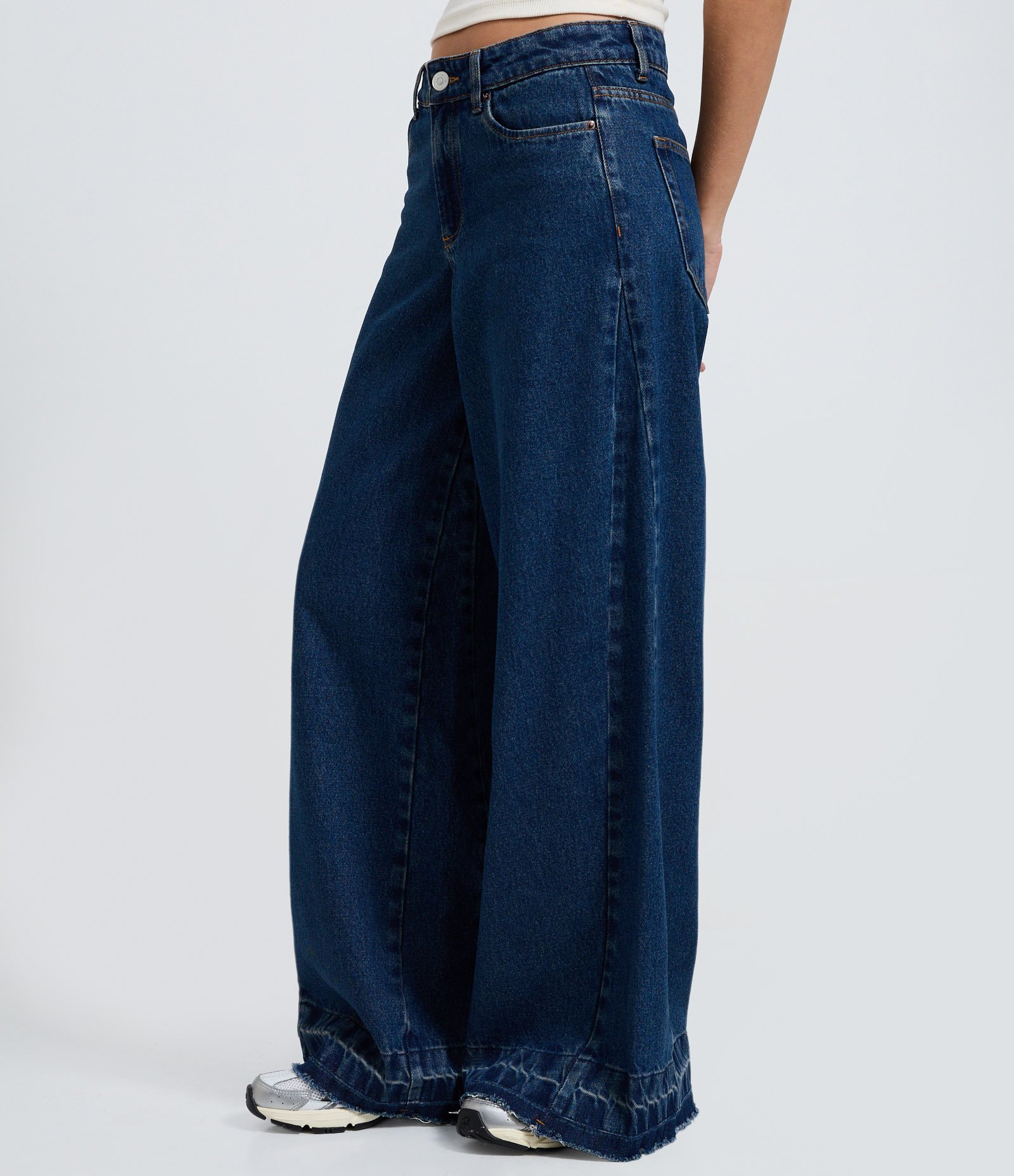 Calça Super Wide em Jeans com Cintura Média e Barra Desfeita Azul Escuro 4