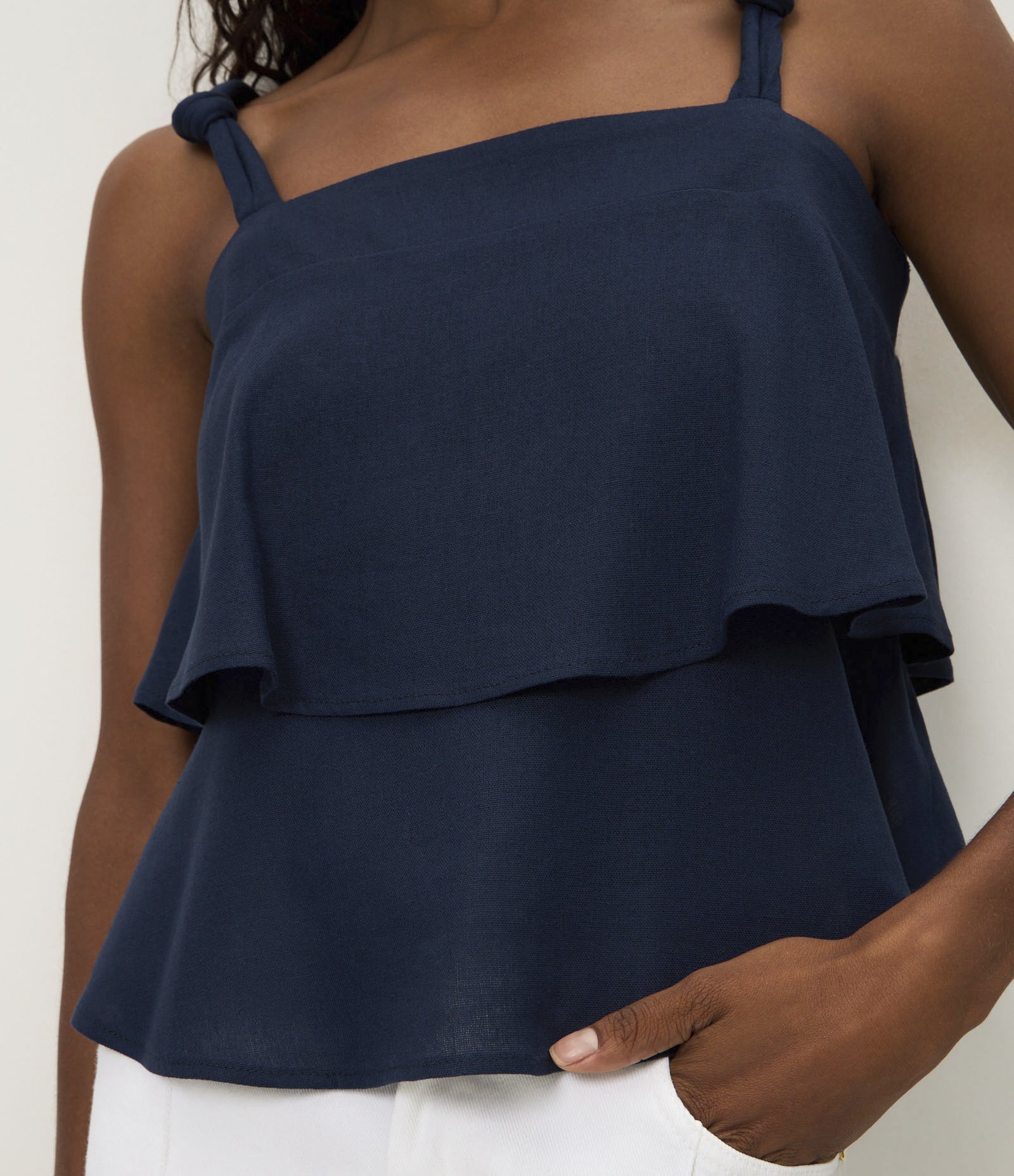 Blusa em Camadas com Detalhe de Nó na Alça Azul 4
