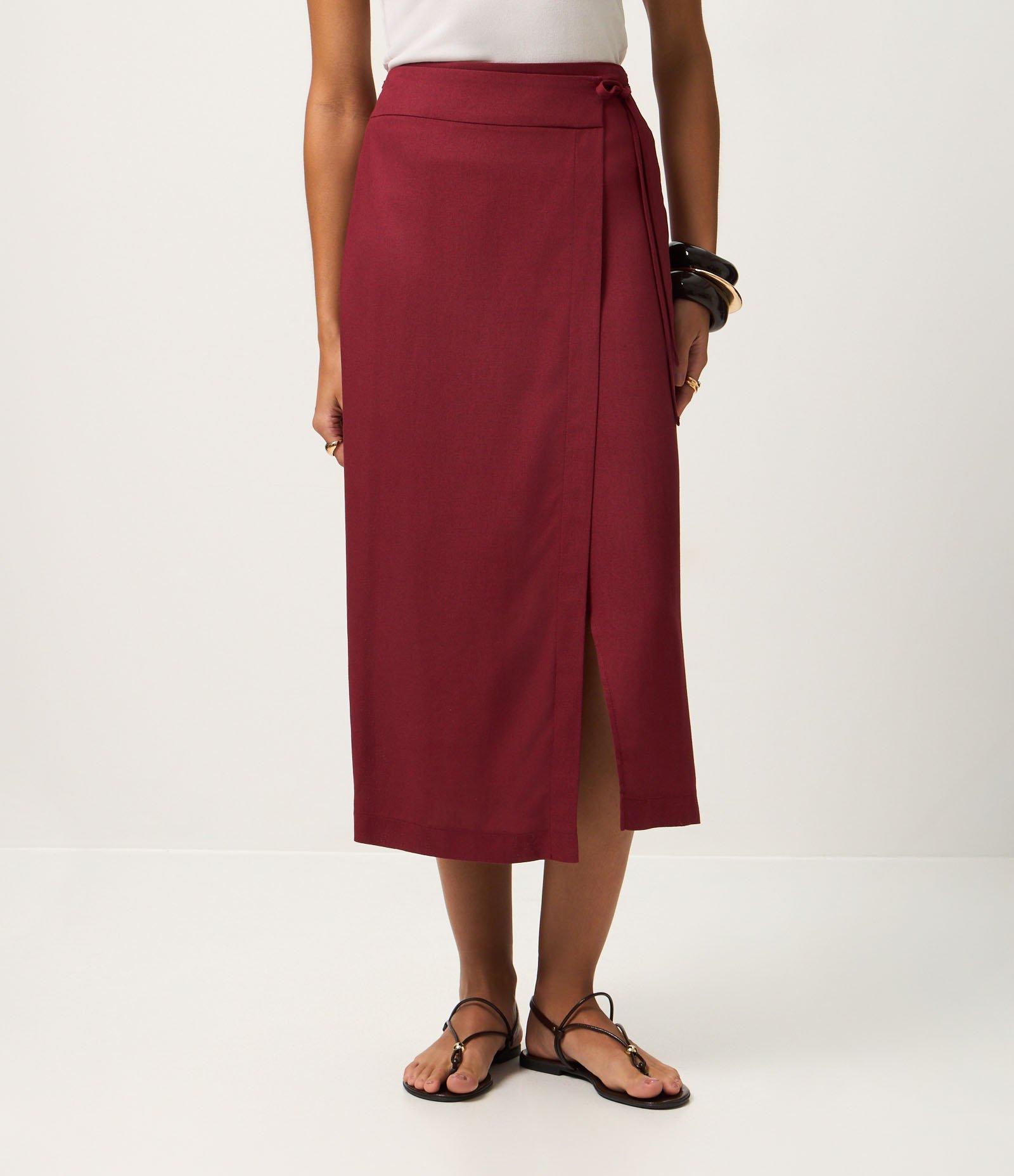 Saia Midi Envelope em Viscolinho com Fenda Bordô 3