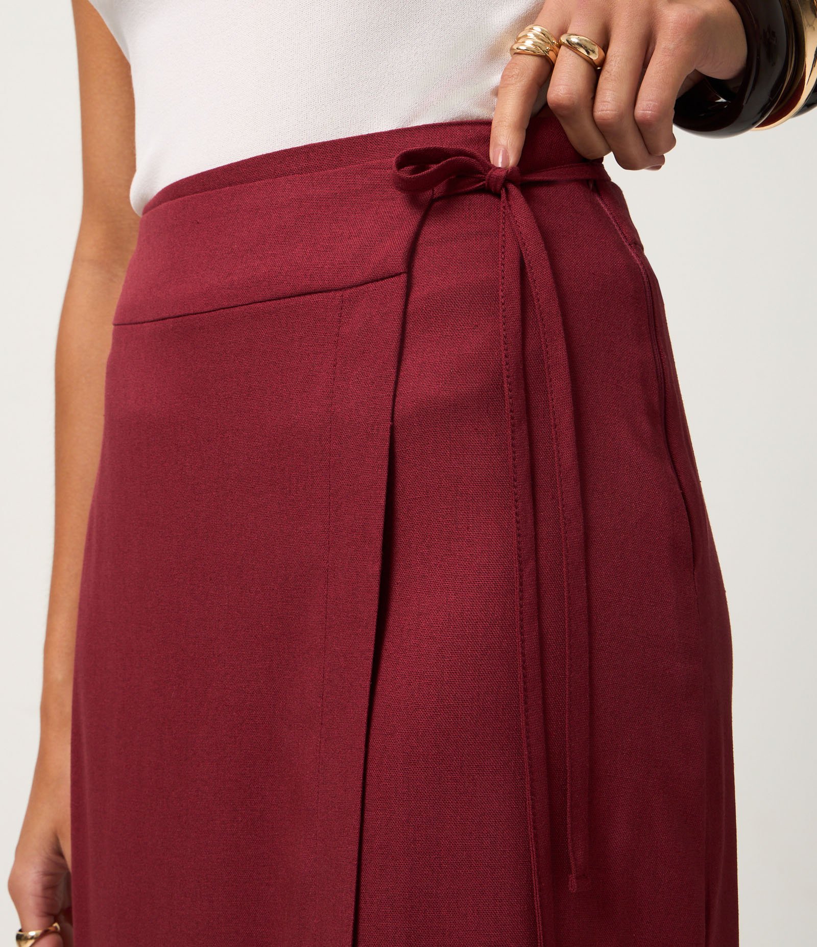 Saia Midi Envelope em Viscolinho com Fenda Bordô 4