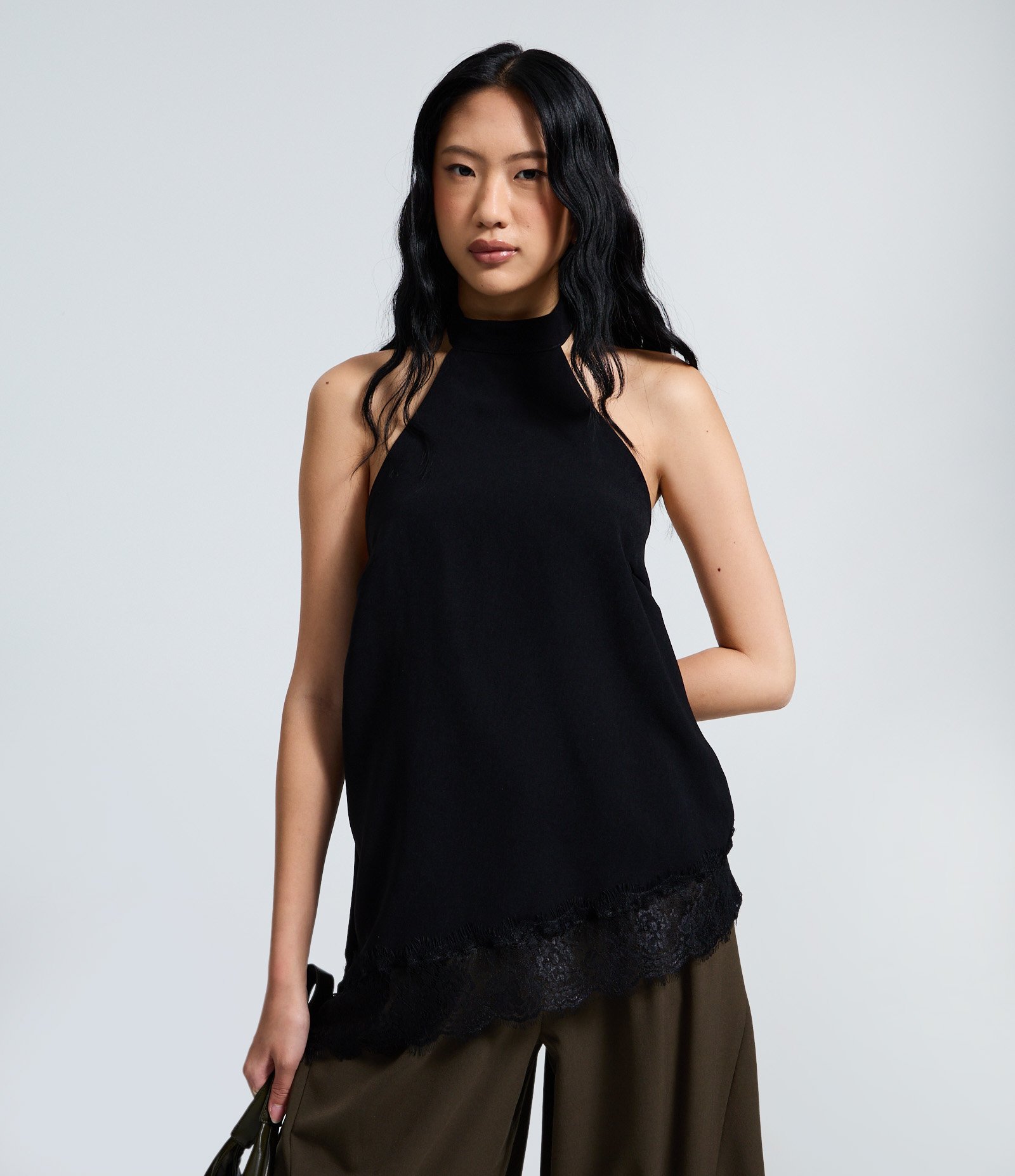 Blusa Halter com Barra Assimétrica Rendada Preto 1