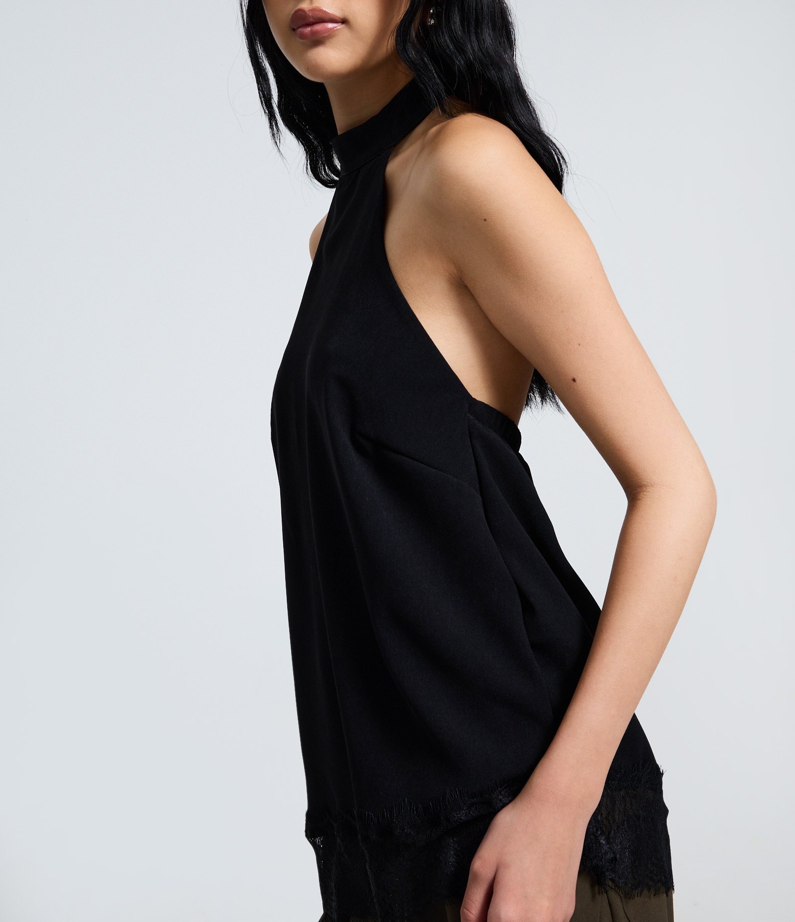 Blusa Halter com Barra Assimétrica Rendada Preto 3