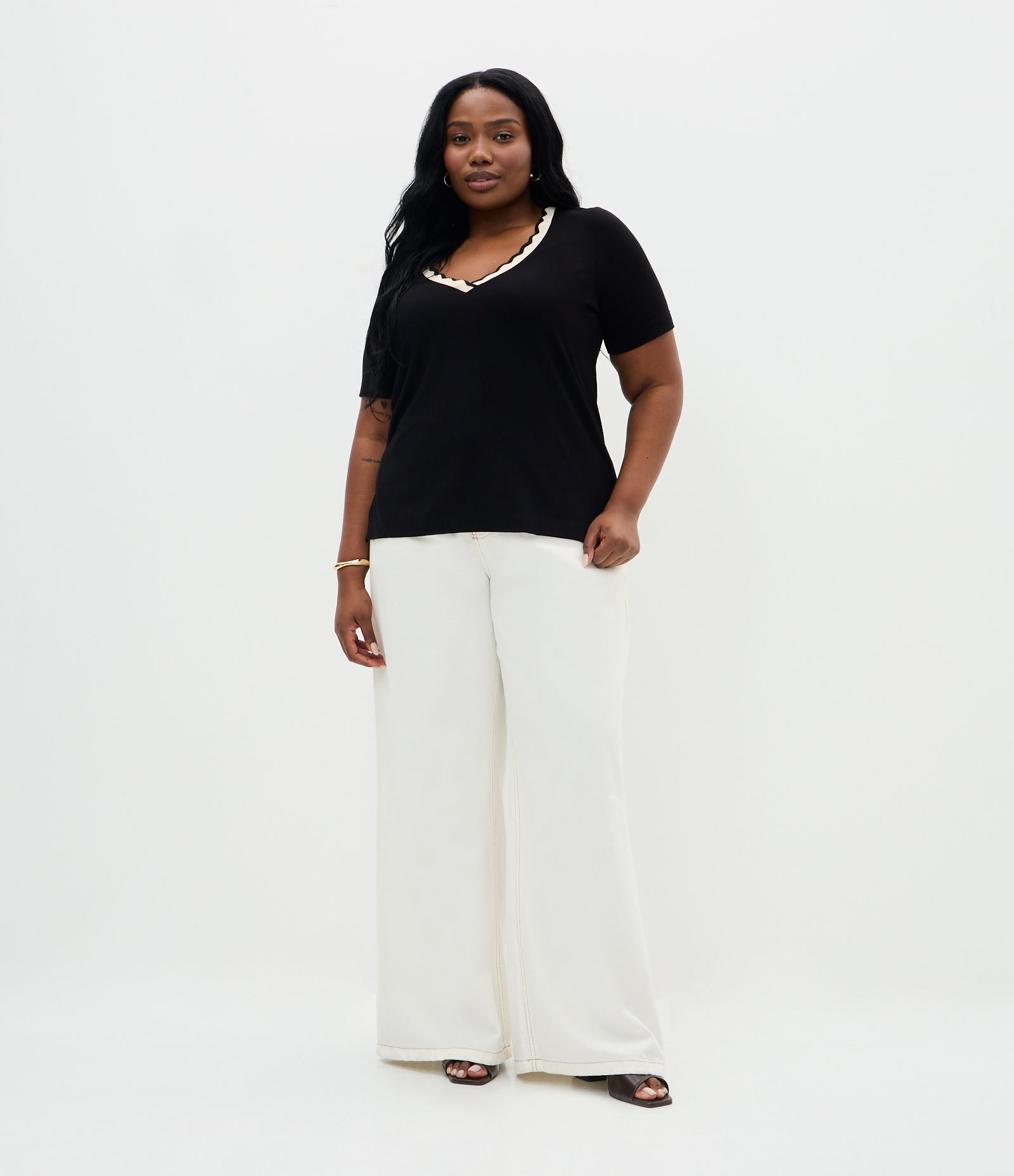 Blusa em Viscolycra com Gola de Ondinha Curve & Plus Size Preto 2