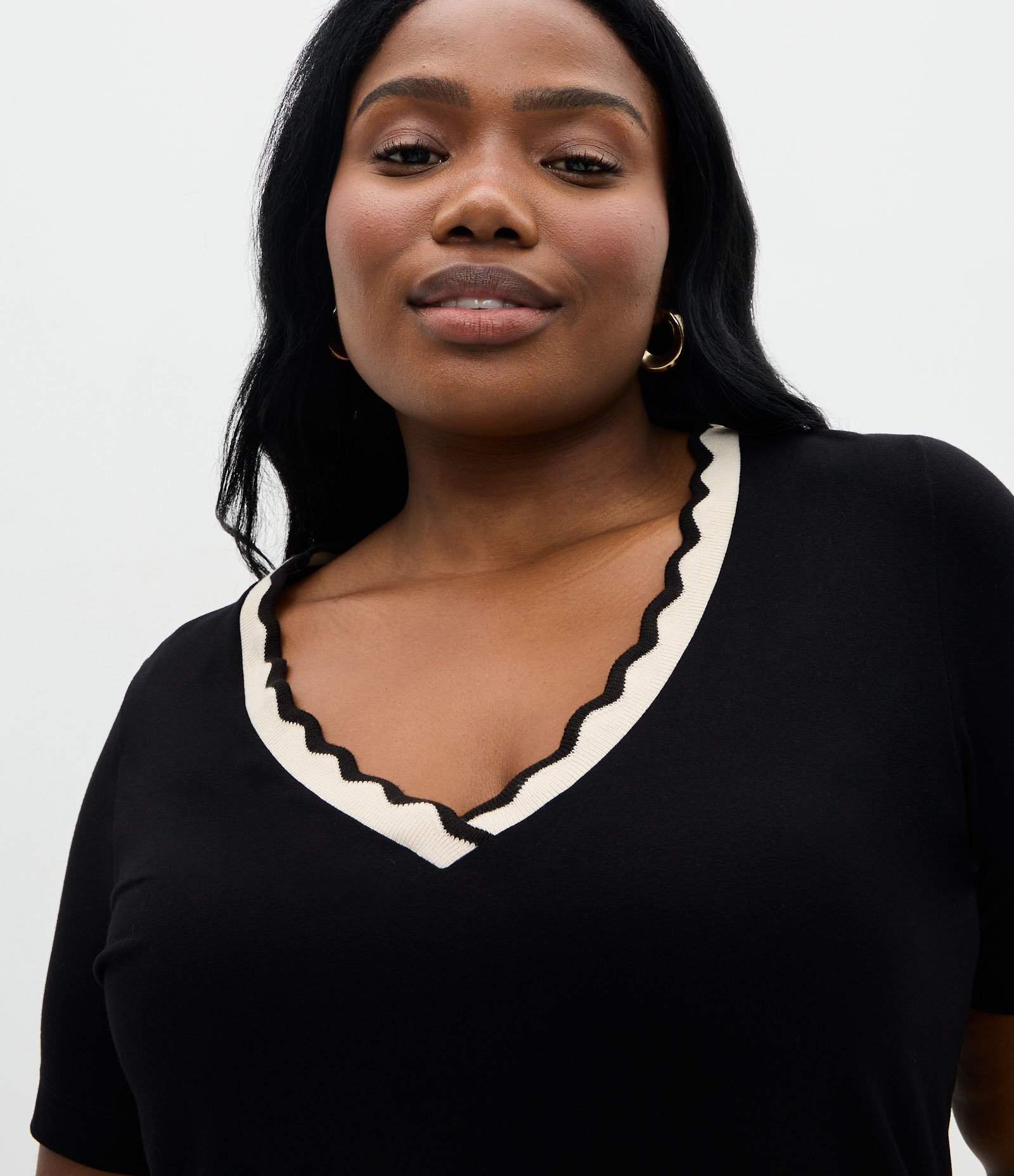 Blusa em Viscolycra com Gola de Ondinha Curve & Plus Size Preto 3