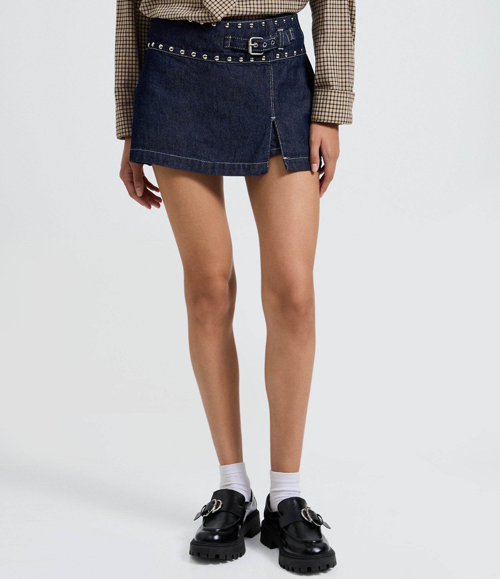 Short Saia em Jeans Cintura Média com Tachas Azul Escuro 3