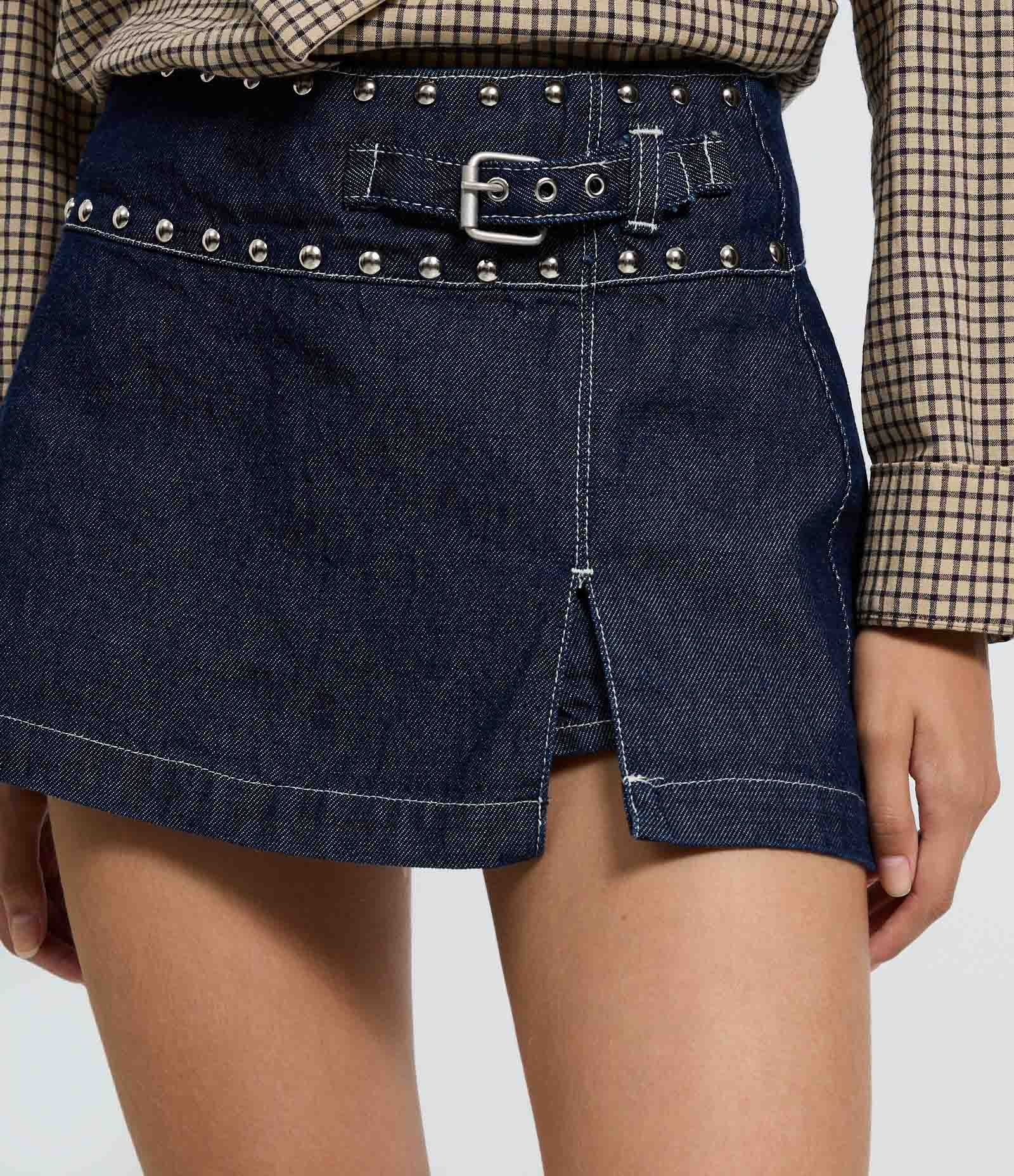 Short Saia em Jeans Cintura Média com Tachas Azul Escuro 4