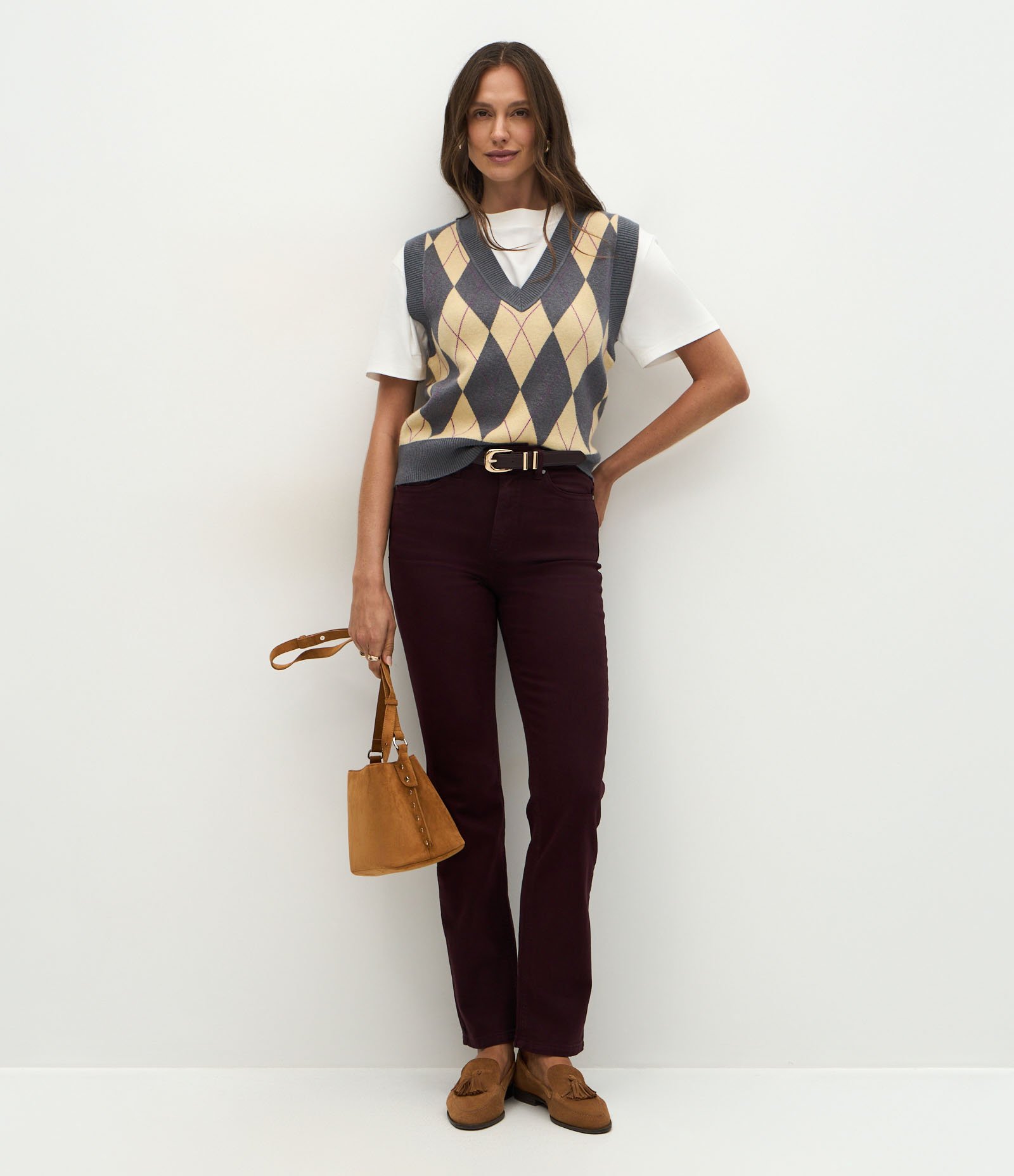 Calça Slim Cintura Média em Jeans com Elastano e Fenda Bordô 1