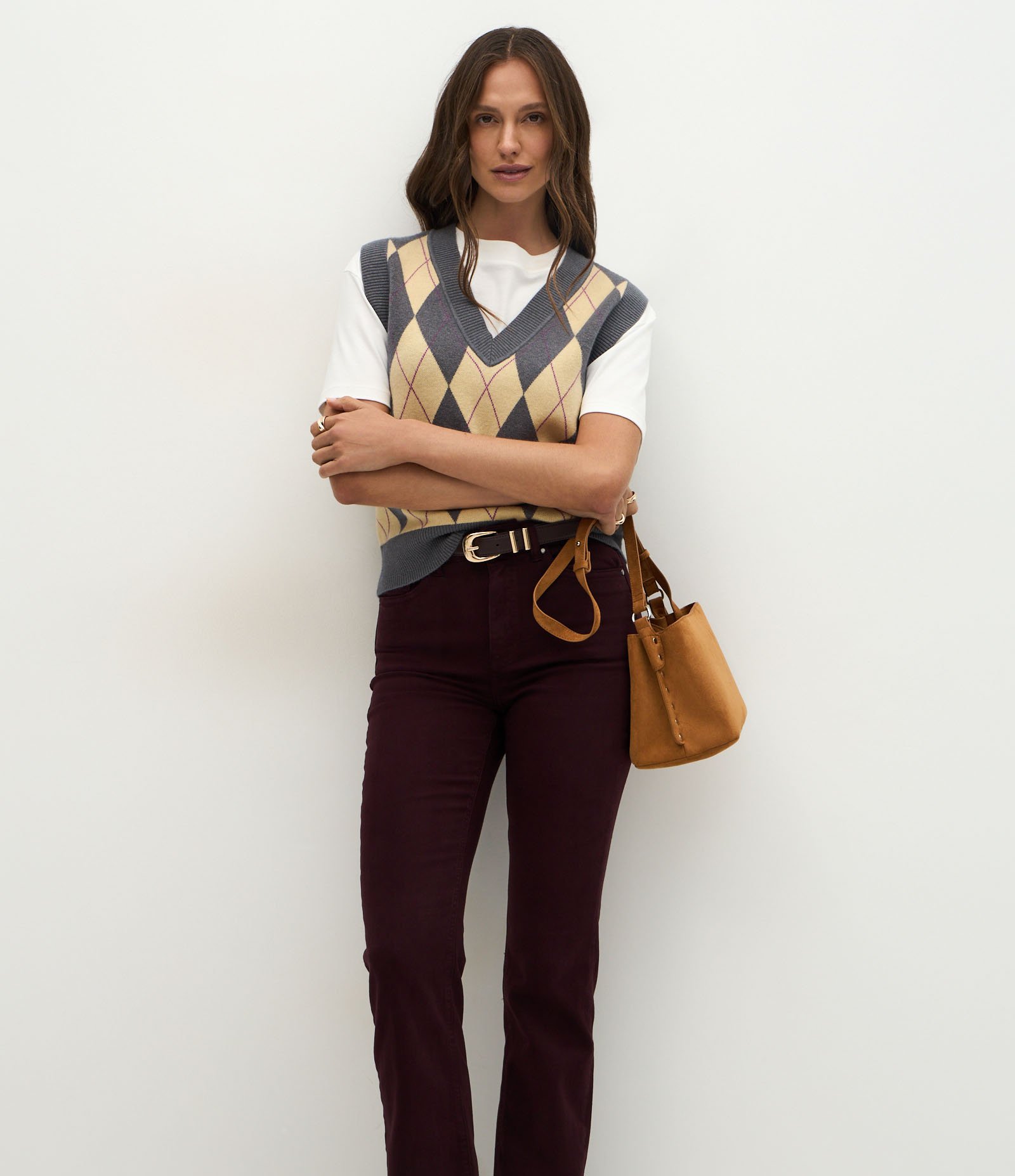 Calça Slim Cintura Média em Jeans com Elastano e Fenda Bordô 2