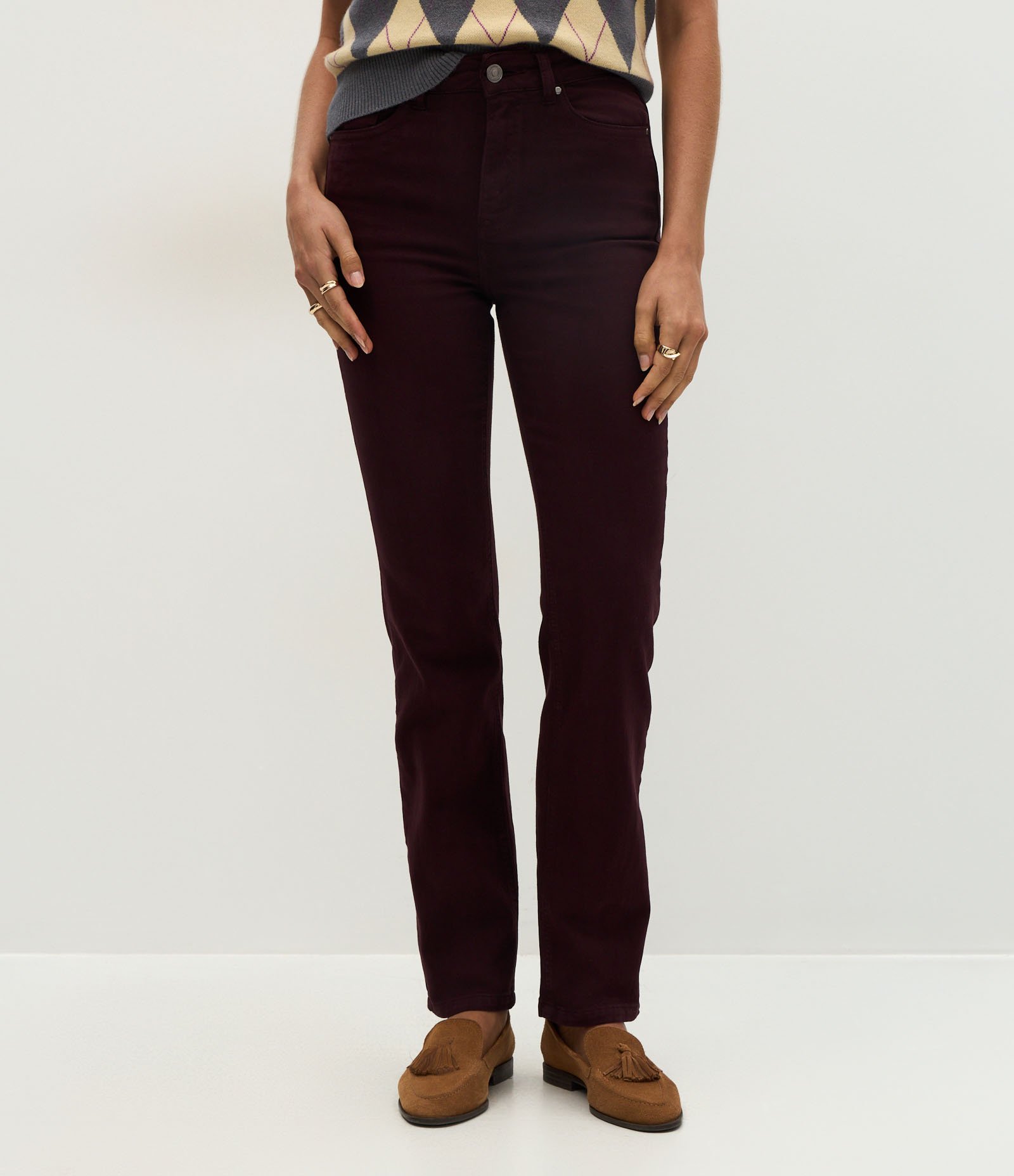 Calça Slim Cintura Média em Jeans com Elastano e Fenda Bordô 3