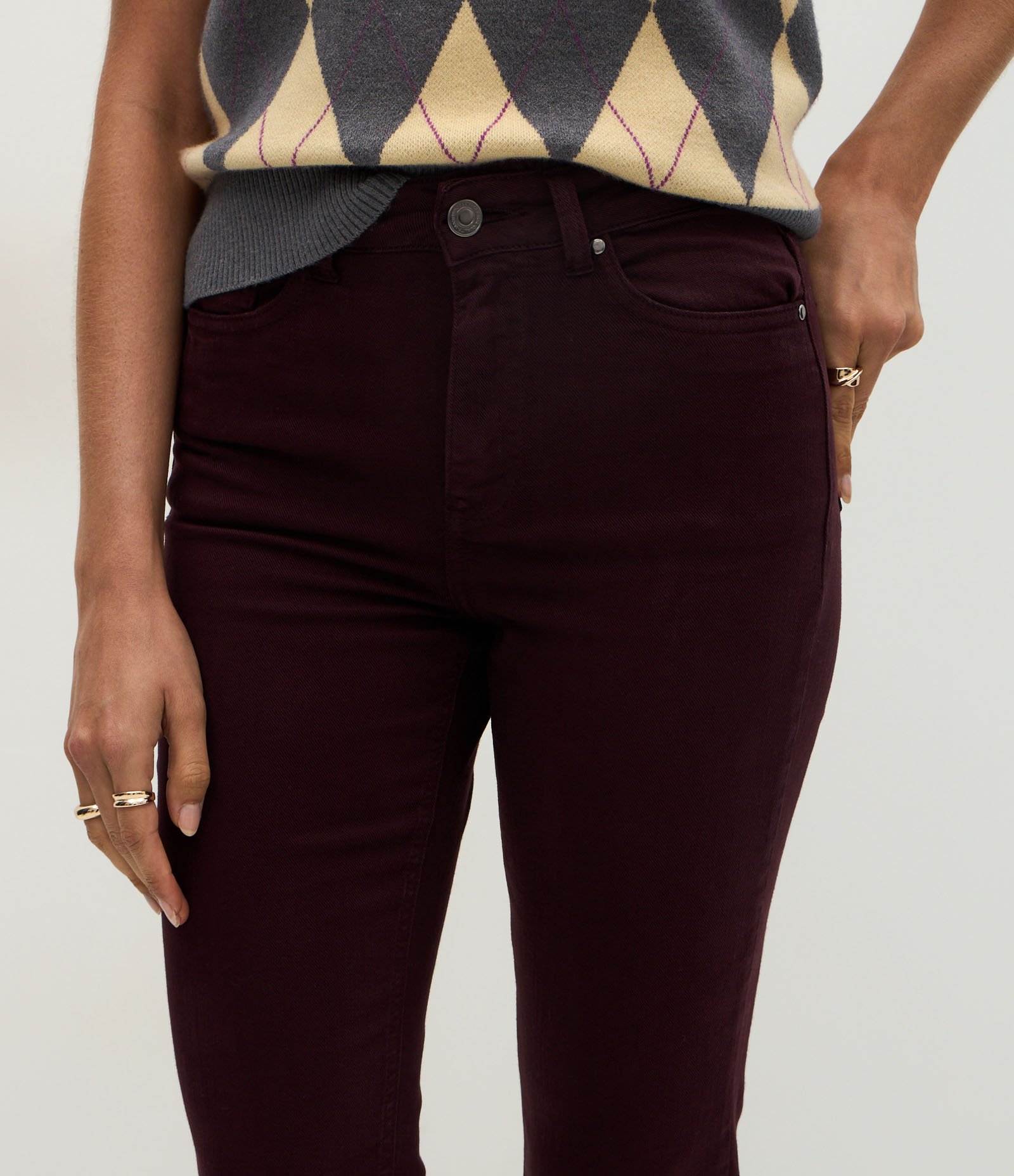 Calça Slim Cintura Média em Jeans com Elastano e Fenda Bordô 4