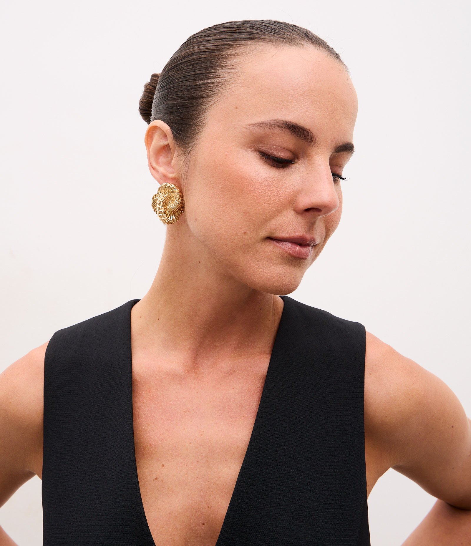 Brinco Botão Metalizado com Formato de Nó Texturizado Dourado 1