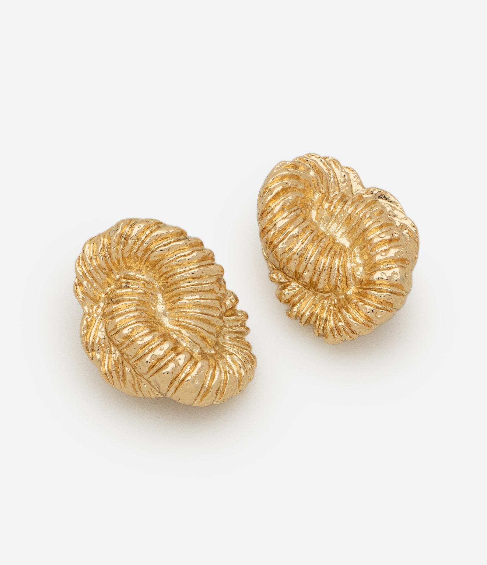 Brinco Botão Metalizado com Formato de Nó Texturizado Dourado 2