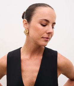 Brinco Botão Metalizado com Formato de Nó Texturizado