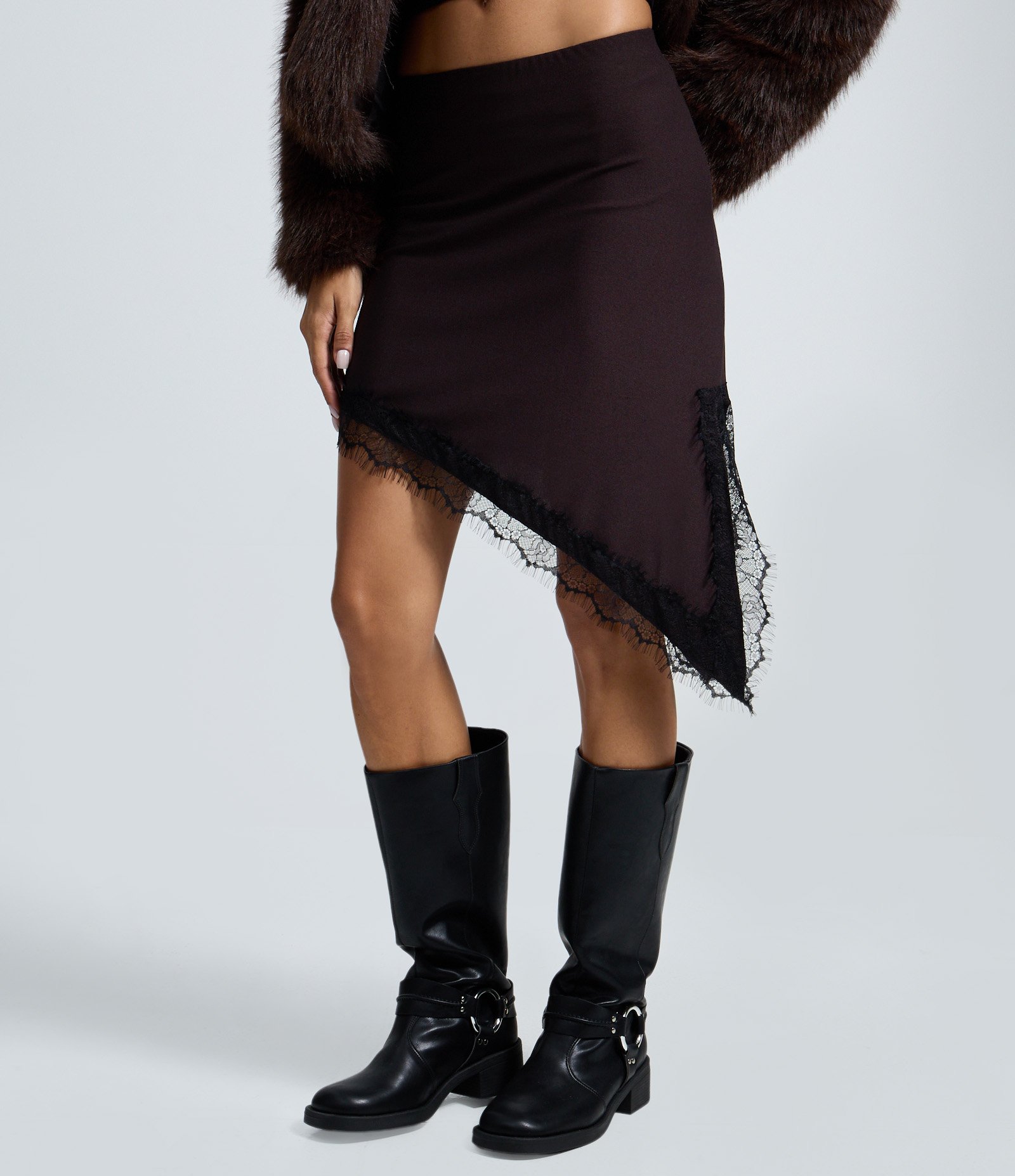 Saia em Crepe com Barra Assimétrica Rendada Marrom 3