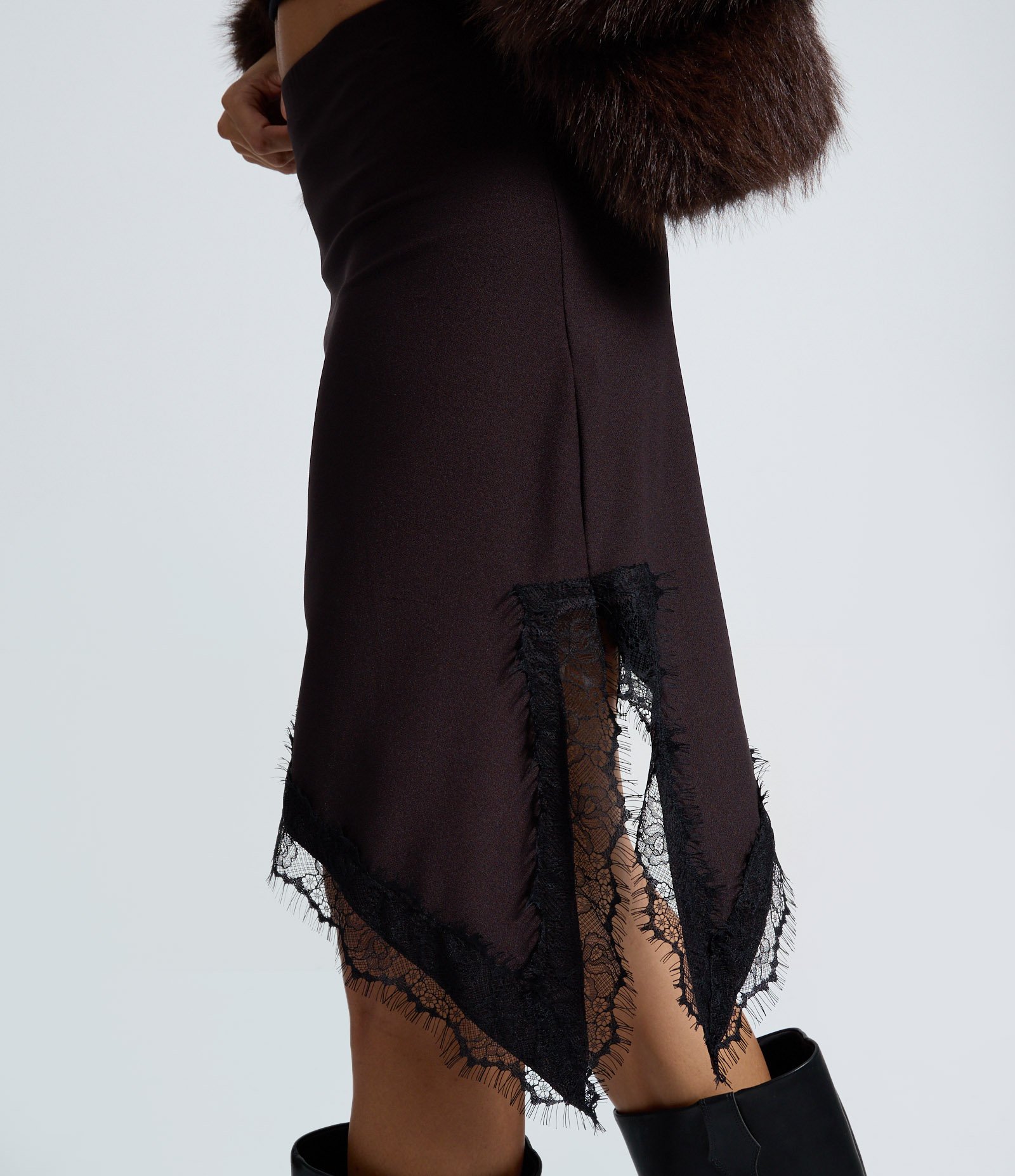 Saia em Crepe com Barra Assimétrica Rendada Marrom 4