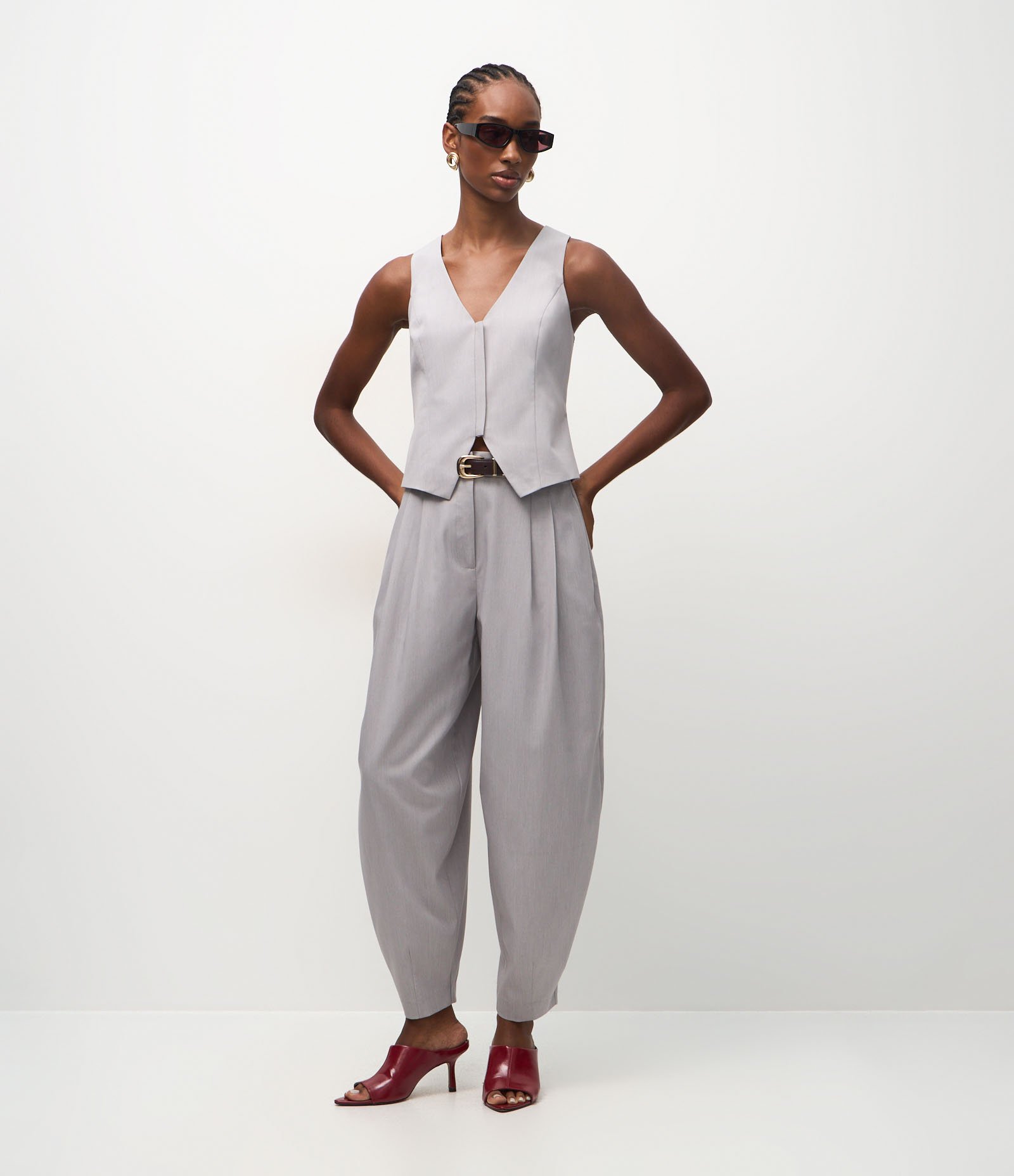 Colete Ajustado de Alfaiataria com Fechamento em Zíper Cinza 2