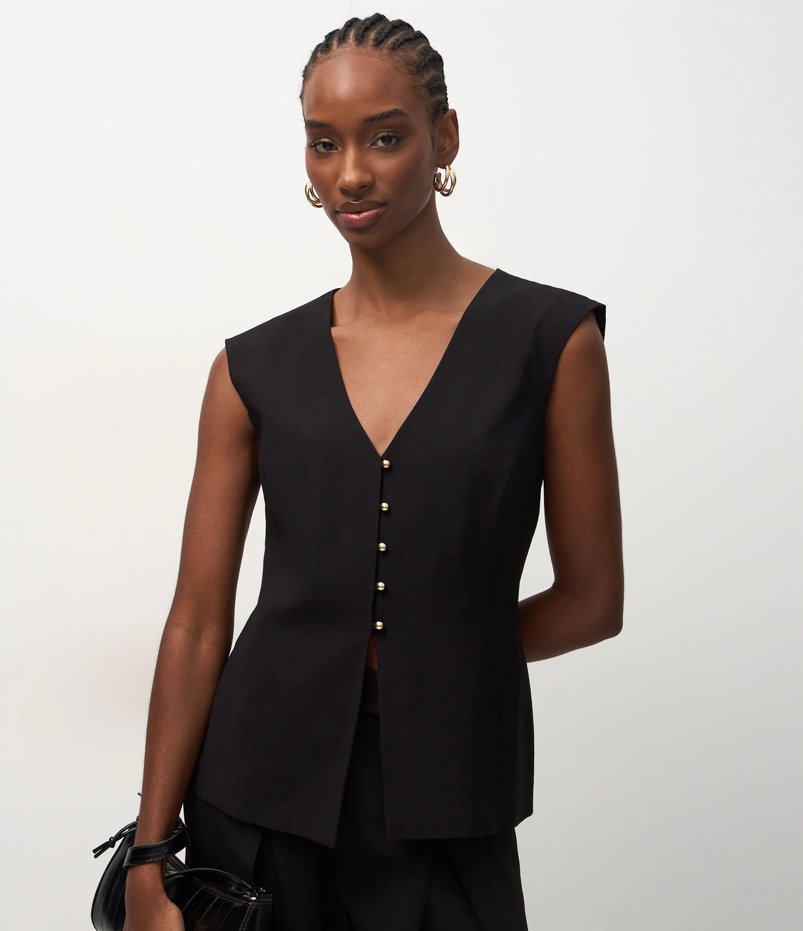 Colete Acinturado de Alfaiataria com Abotoamento Preto 1