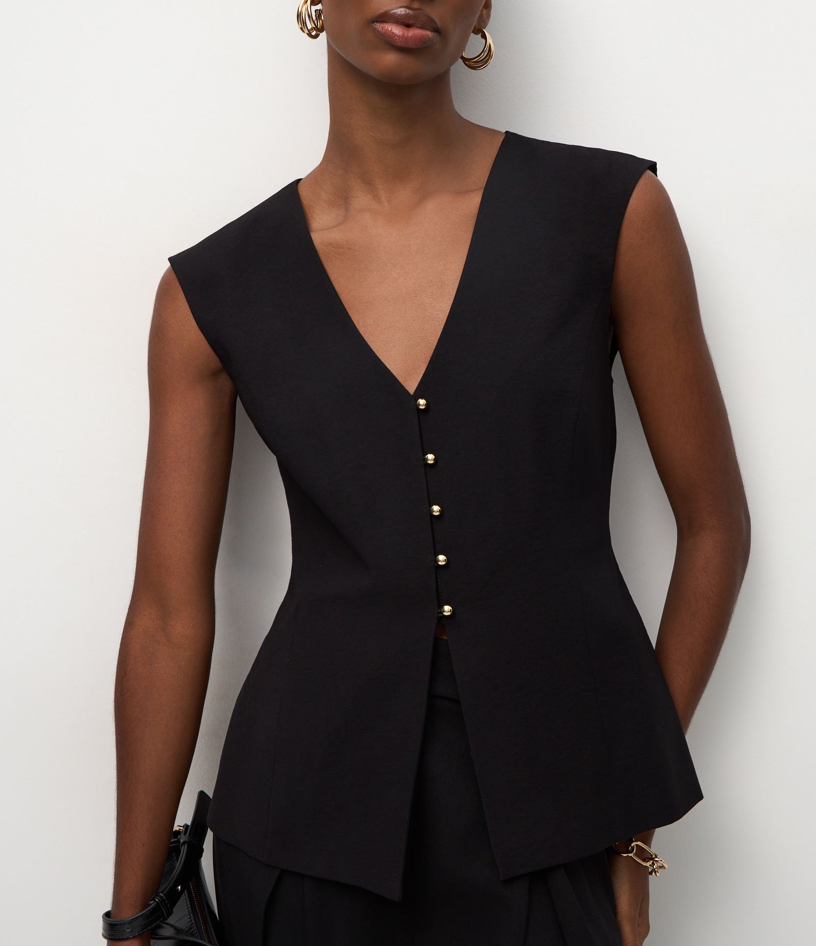 Colete Acinturado de Alfaiataria com Abotoamento Preto 4