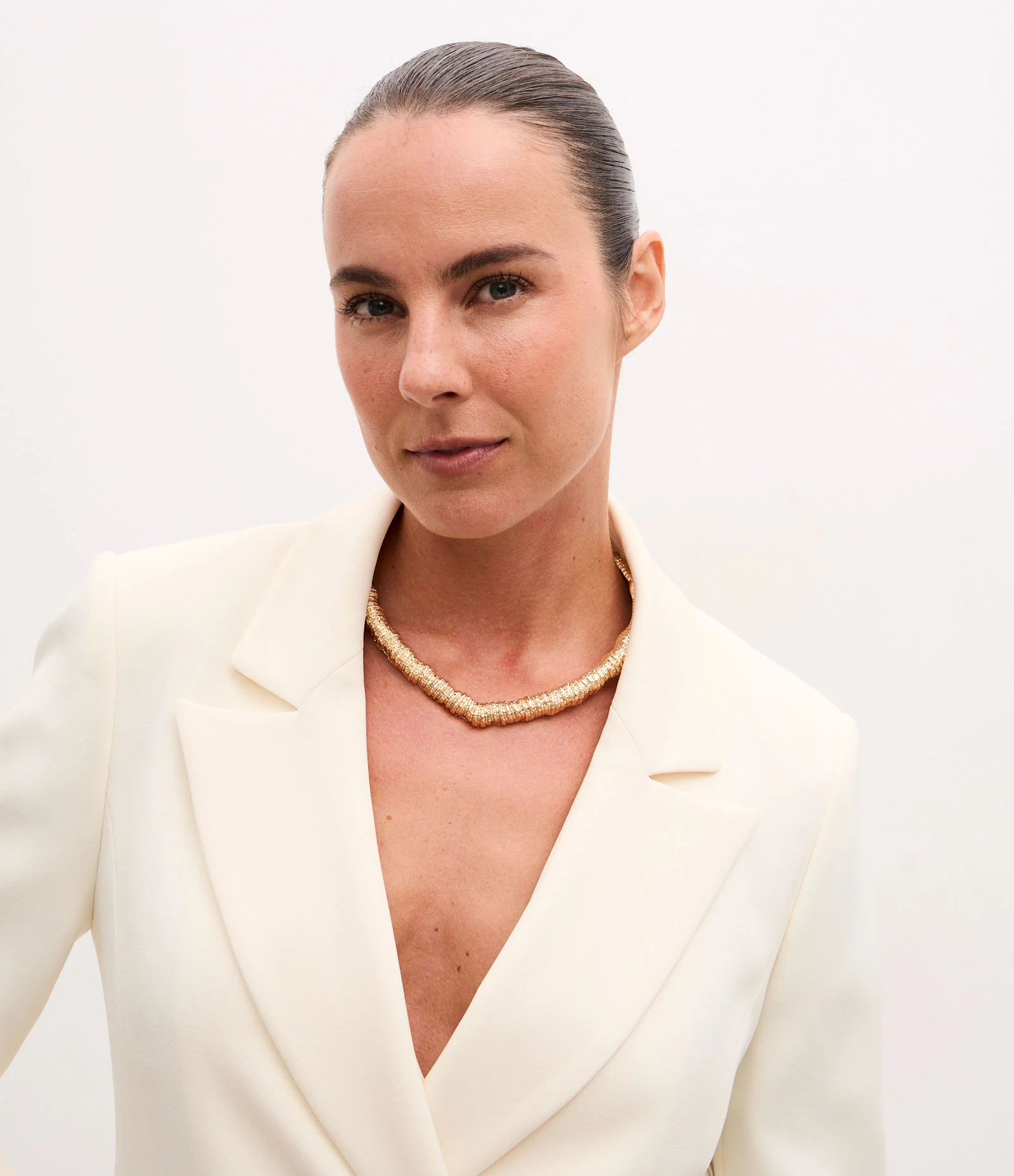 Choker em Metal Texturizado com Fechamento Mola Dourado 1