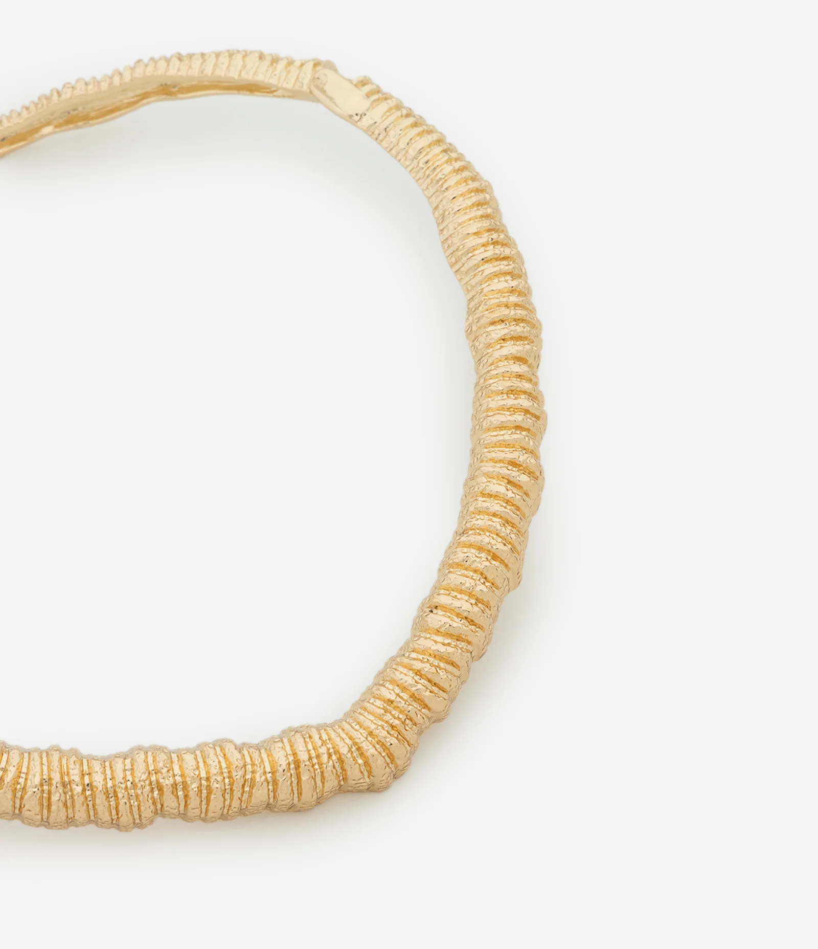 Choker em Metal Texturizado com Fechamento Mola Dourado 2