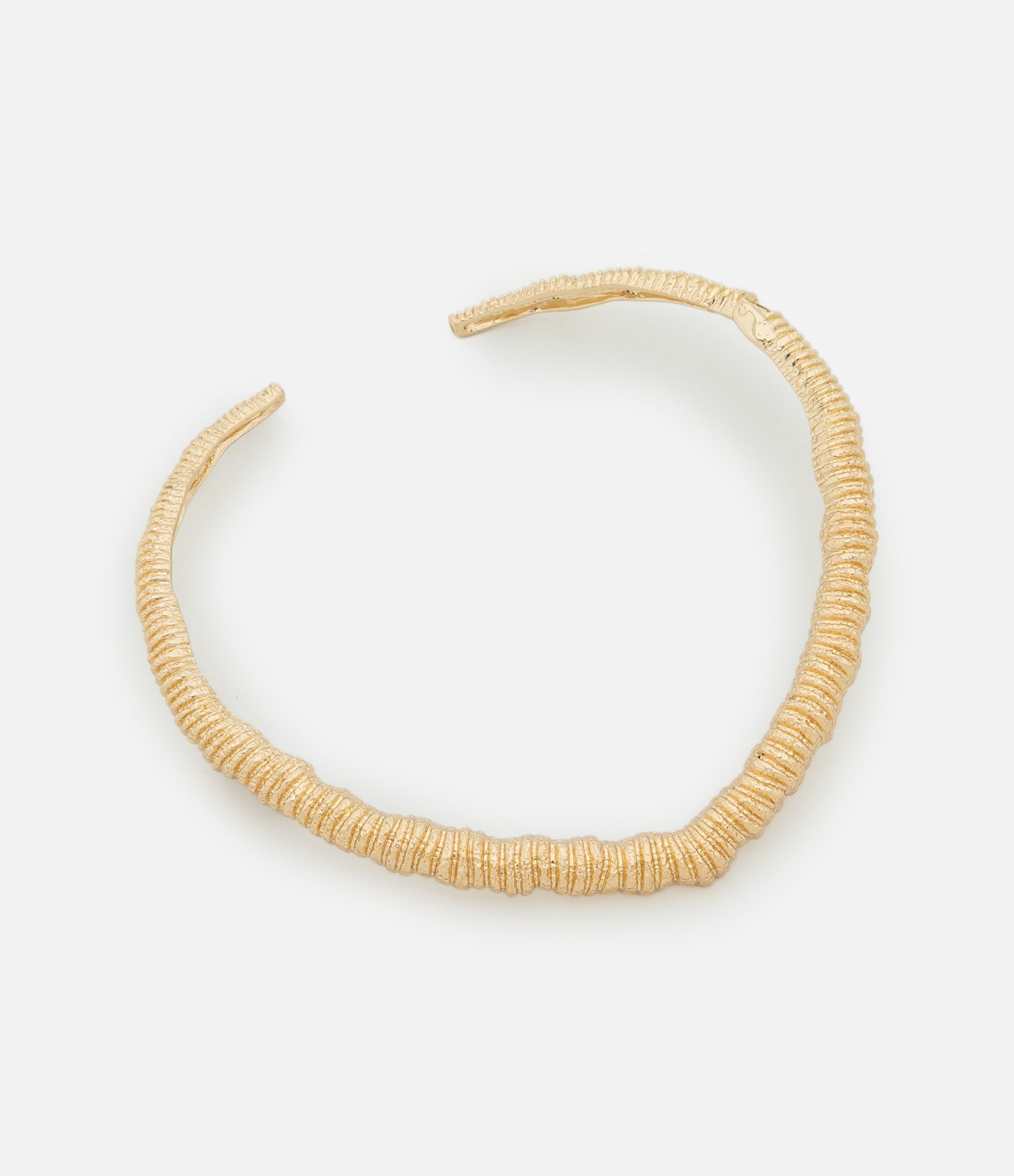 Choker em Metal Texturizado com Fechamento Mola Dourado 3