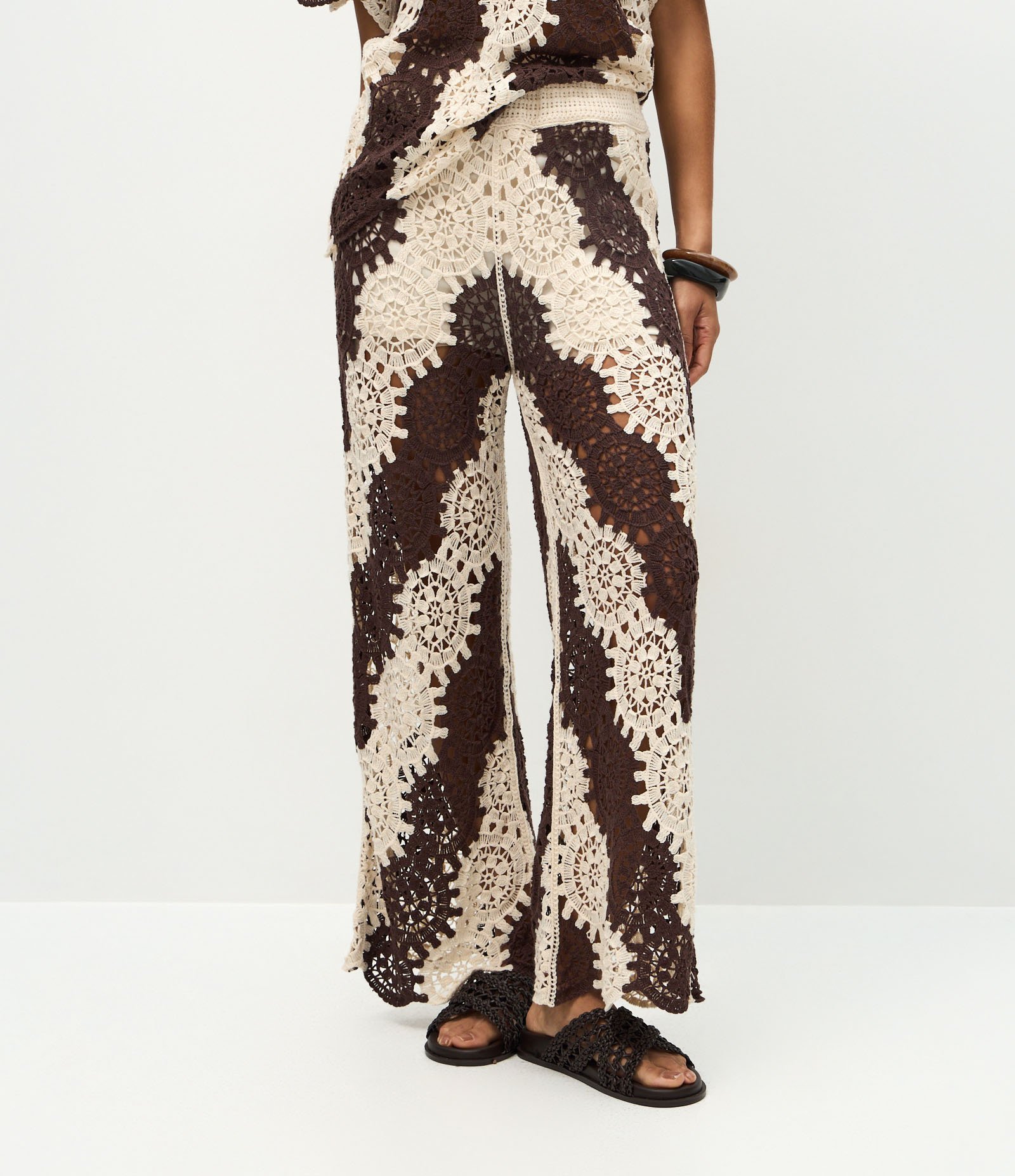 Calça Wide em Tricô Crochê Bicolor com Cós Elástico Marrom 3