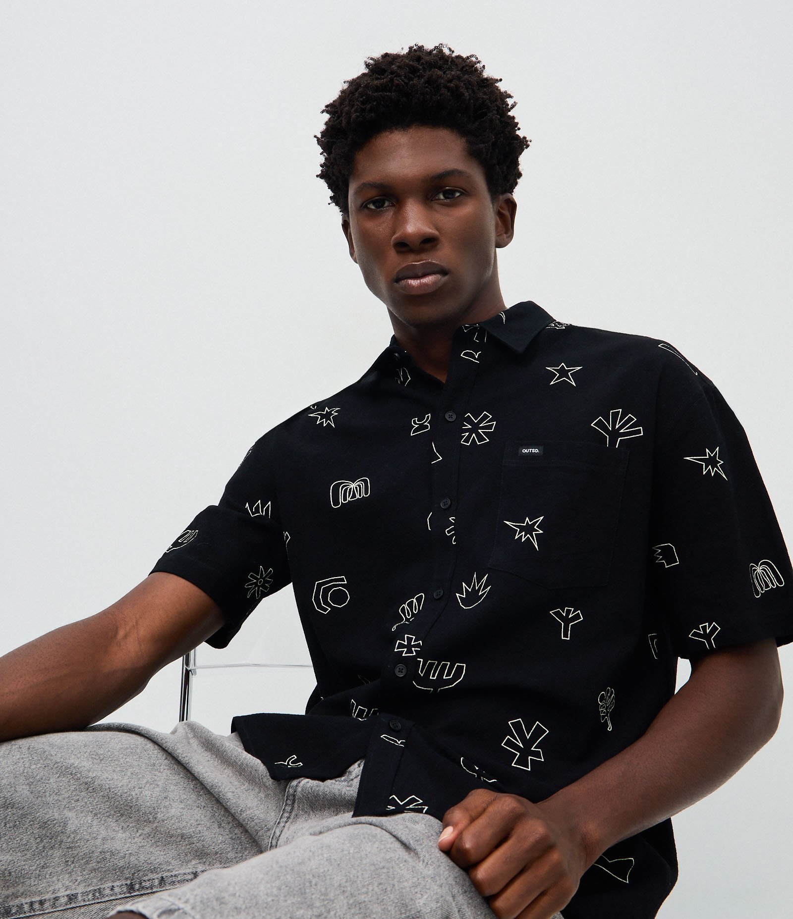 Camisa Relaxed Manga Curta com Textura e Estampa Mini Ícones Preto 1