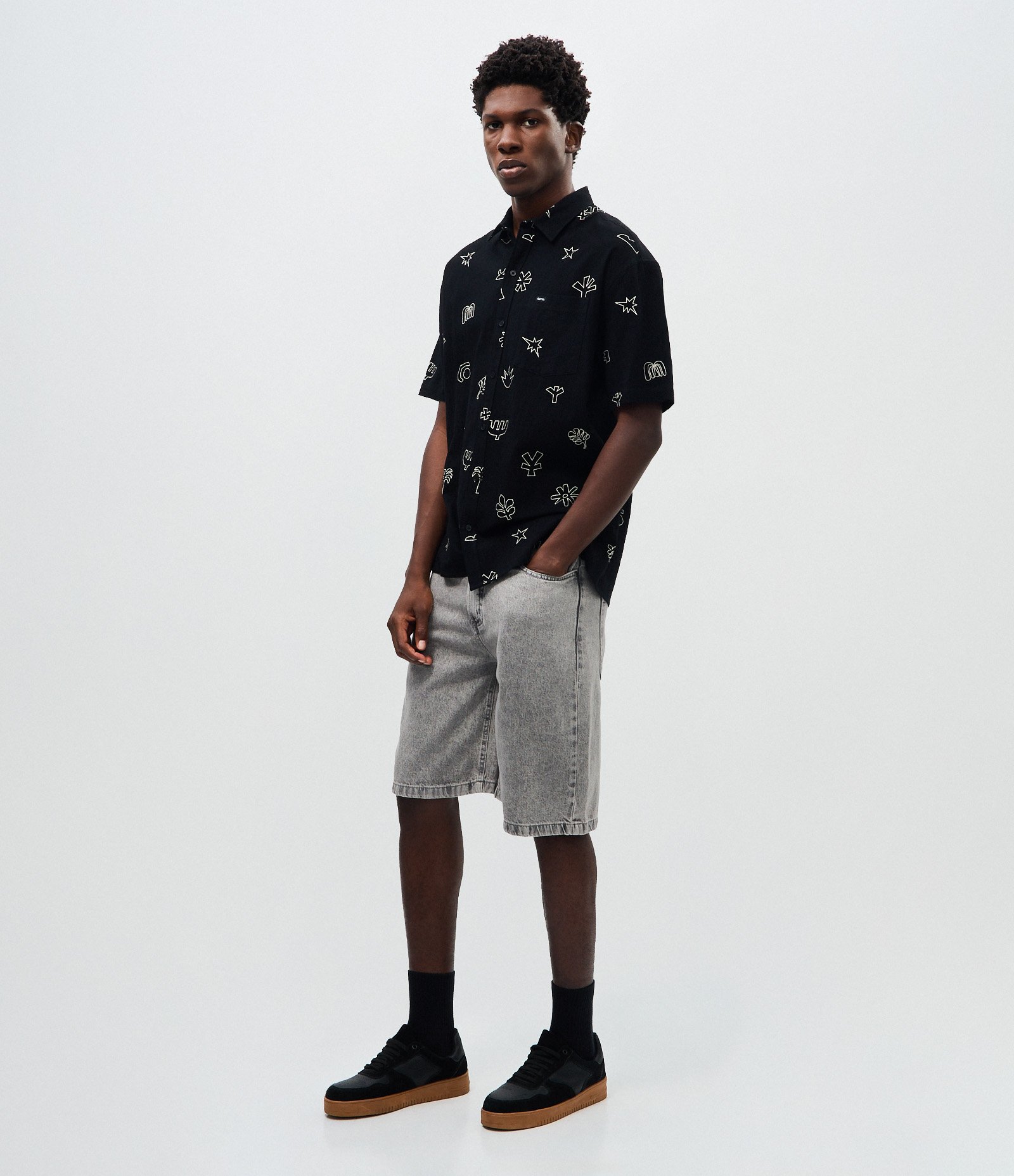 Camisa Relaxed Manga Curta com Textura e Estampa Mini Ícones Preto 2