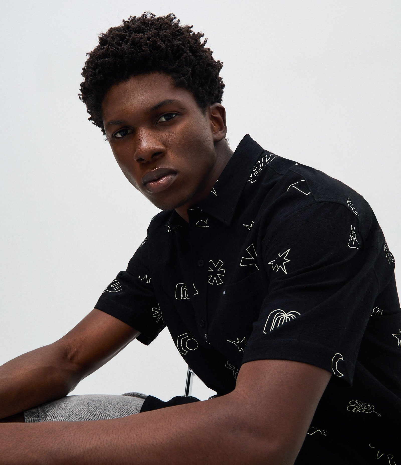 Camisa Relaxed Manga Curta com Textura e Estampa Mini Ícones Preto 3