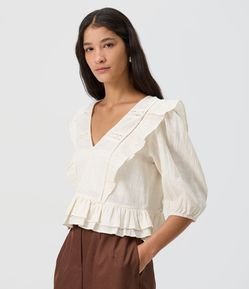 Blusa Curta Manga 3/4 com Detalhes em Renda e Babados