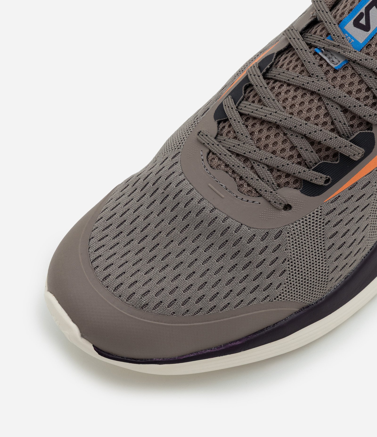 Tênis em Material Sintético com Recortes Fila Cinza 4