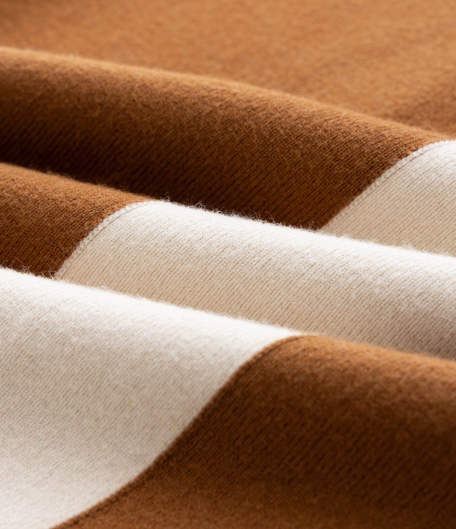 Calça Reta Esportiva em Microfibra com Detalhe Contrastante Marrom 7