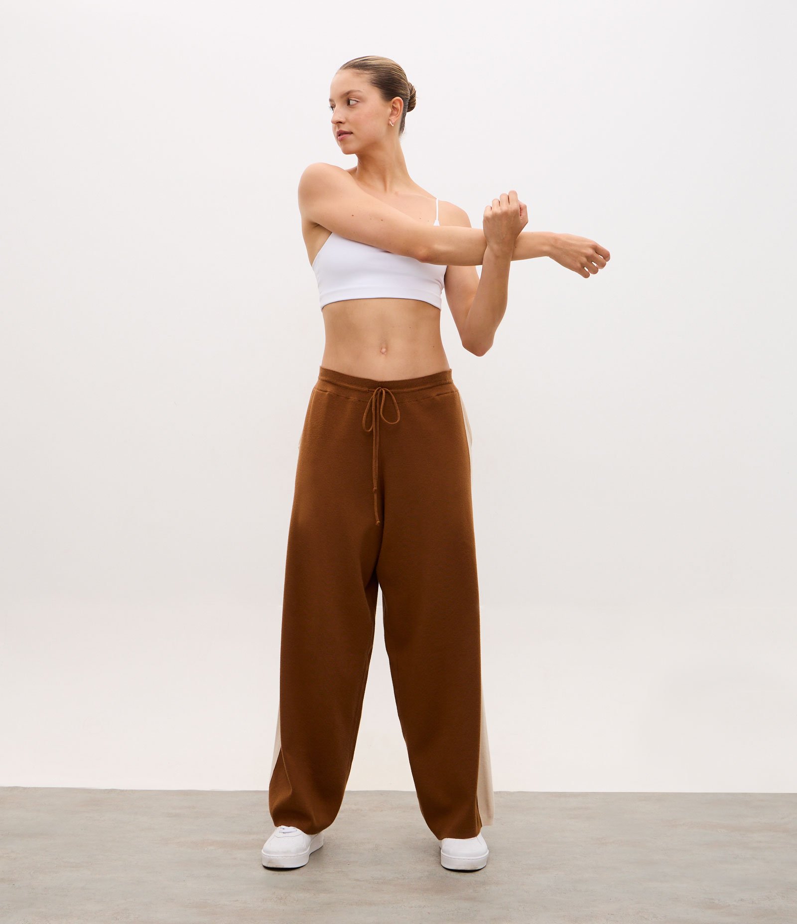Calça Reta Esportiva em Microfibra com Detalhe Contrastante Marrom 1