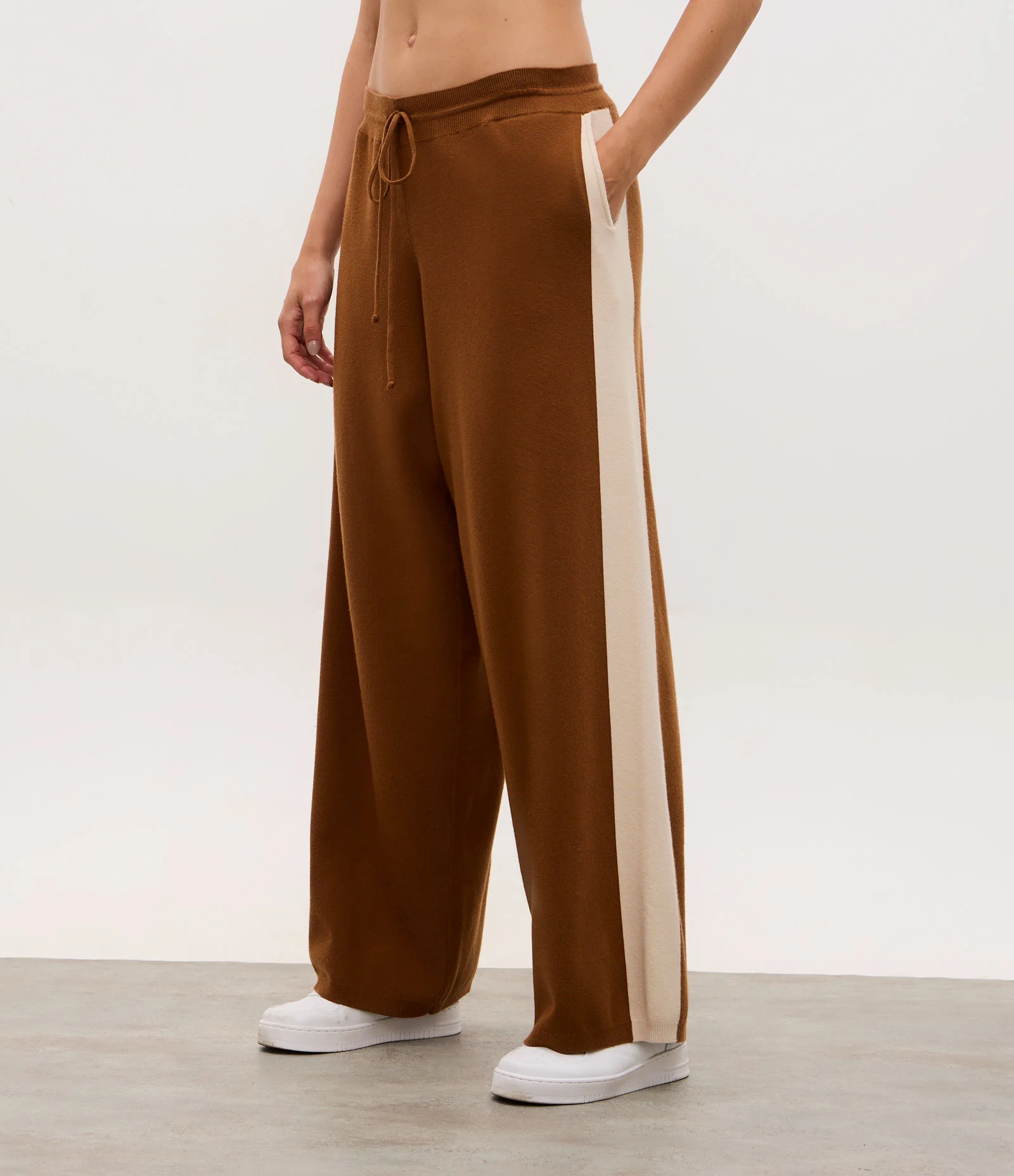 Calça Reta Esportiva em Microfibra com Detalhe Contrastante Marrom 2