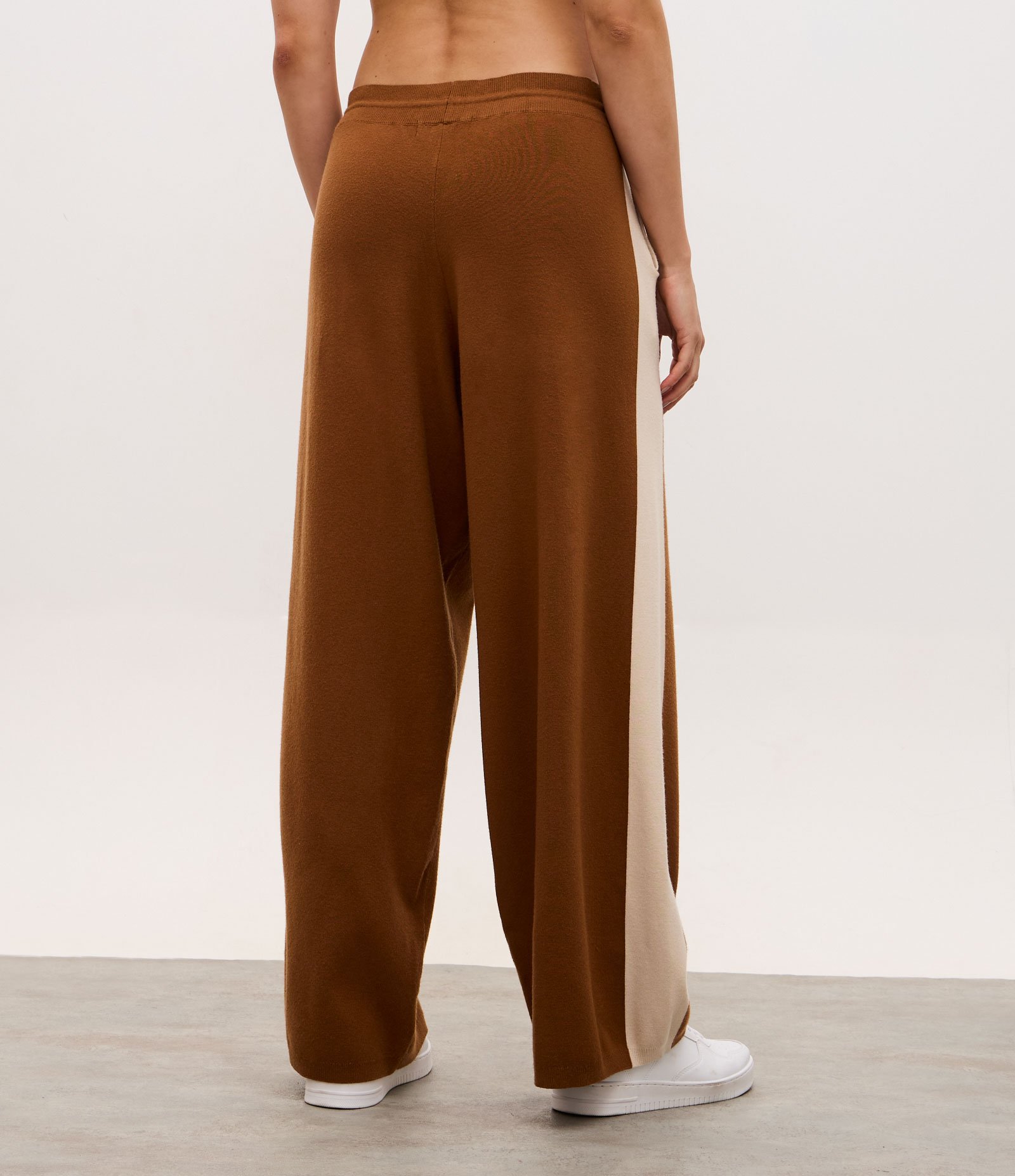 Calça Reta Esportiva em Microfibra com Detalhe Contrastante Marrom 3