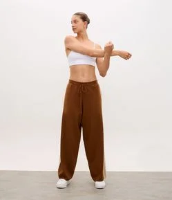 Calça Reta Esportiva em Microfibra com Detalhe Contrastante