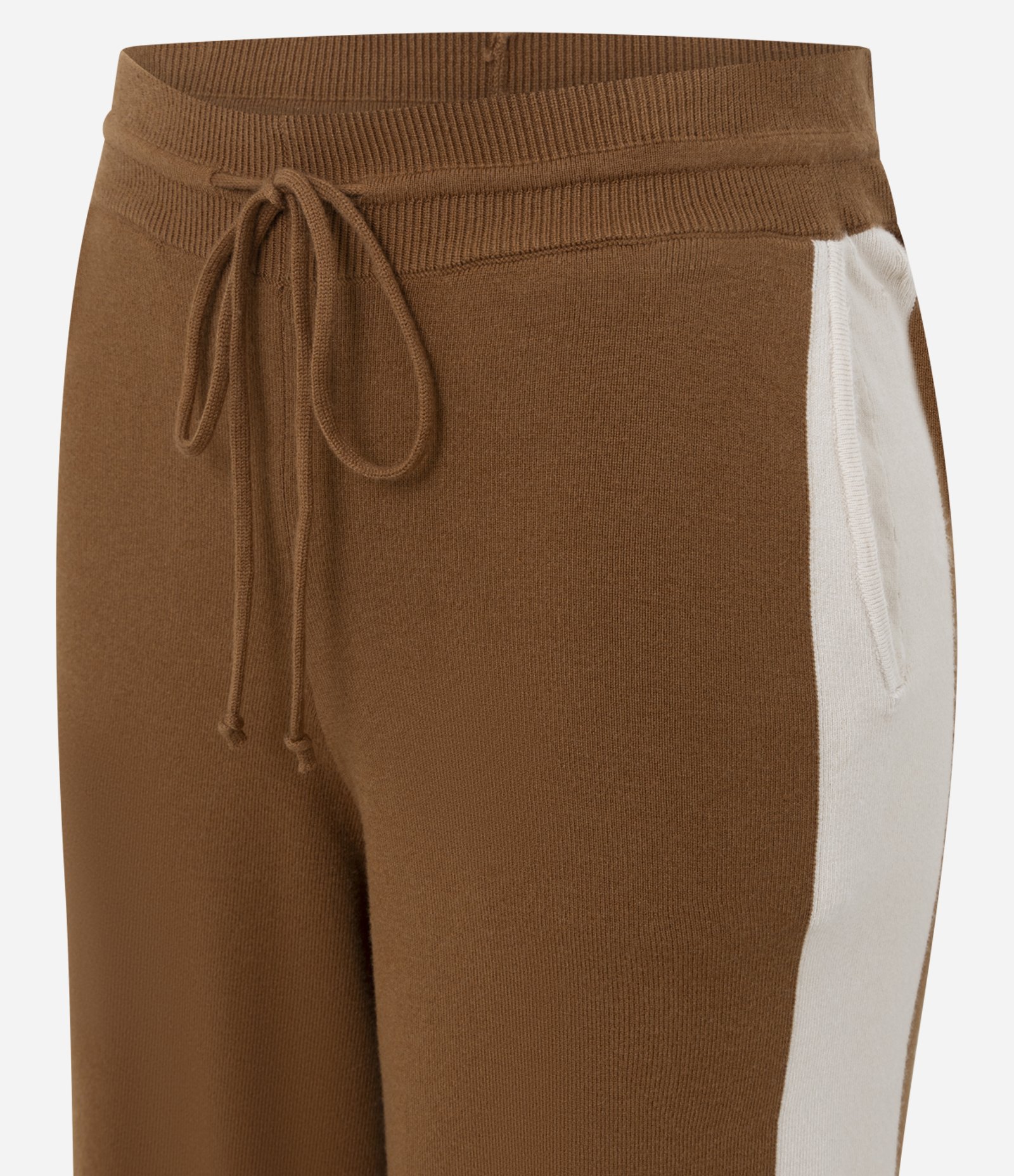 Calça Reta Esportiva em Tricô com Detalhe Contrastante Marrom 7