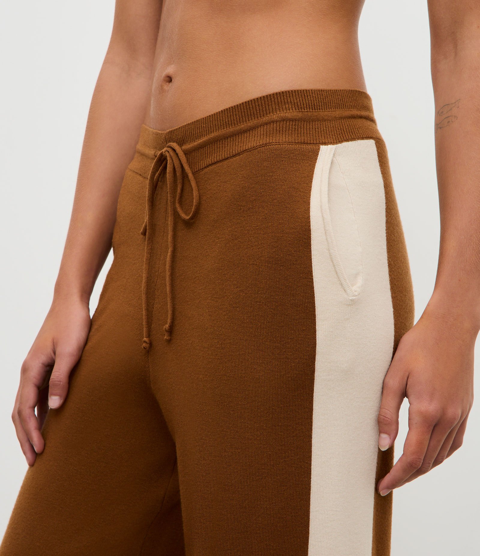 Calça Reta Esportiva em Tricô com Detalhe Contrastante Marrom 3