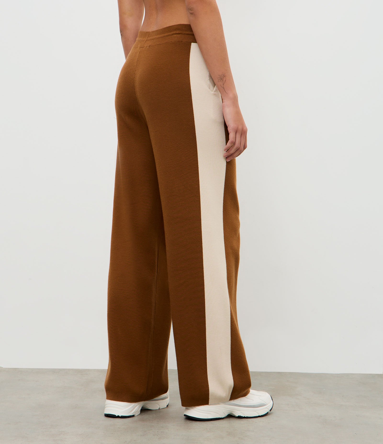 Calça Reta Esportiva em Tricô com Detalhe Contrastante Marrom 4